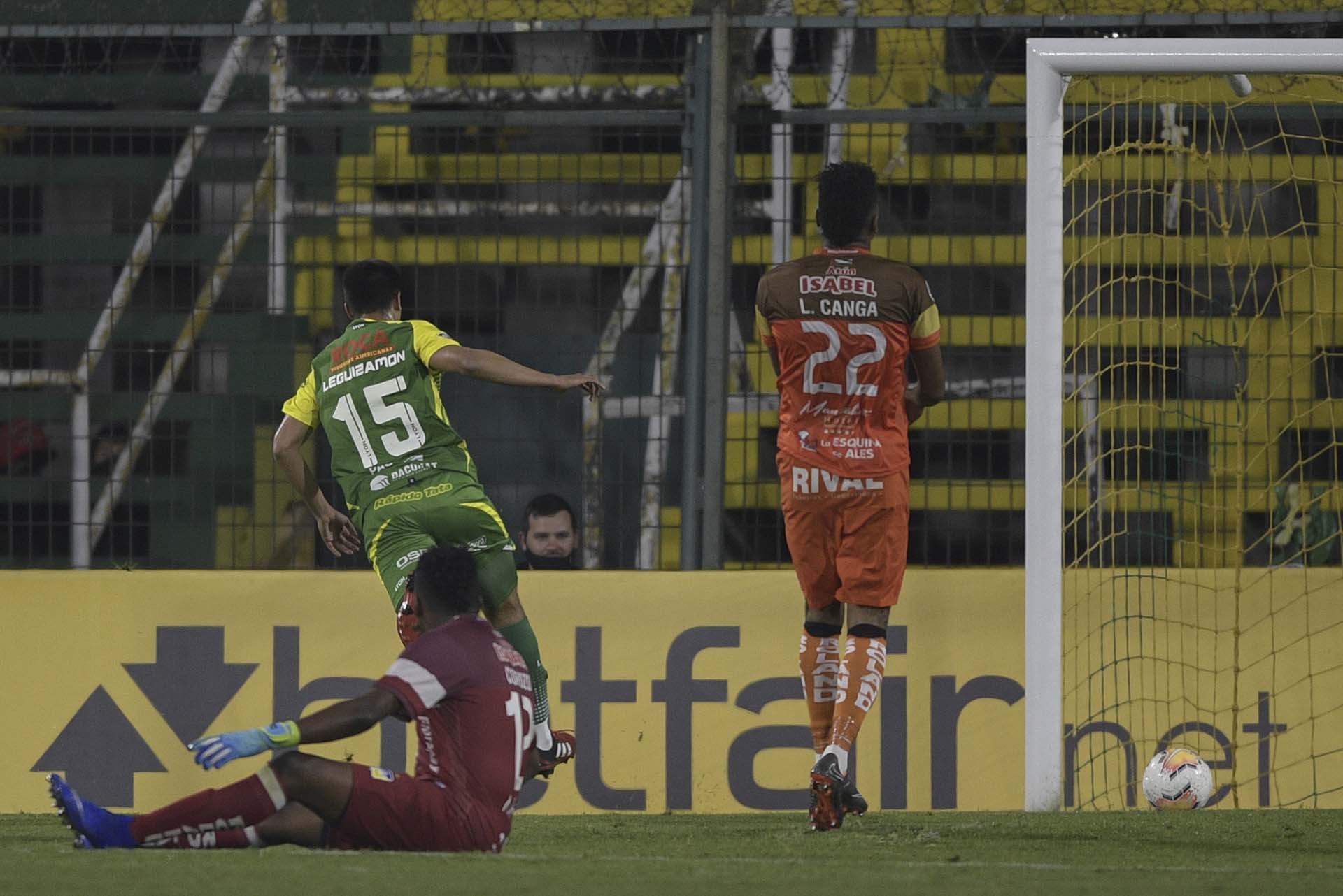 Nicolás Leguizamón celebra el tercer gol de Defensa y Justicia ante Delfín (JUAN MABROMATA / POOL / AFP)