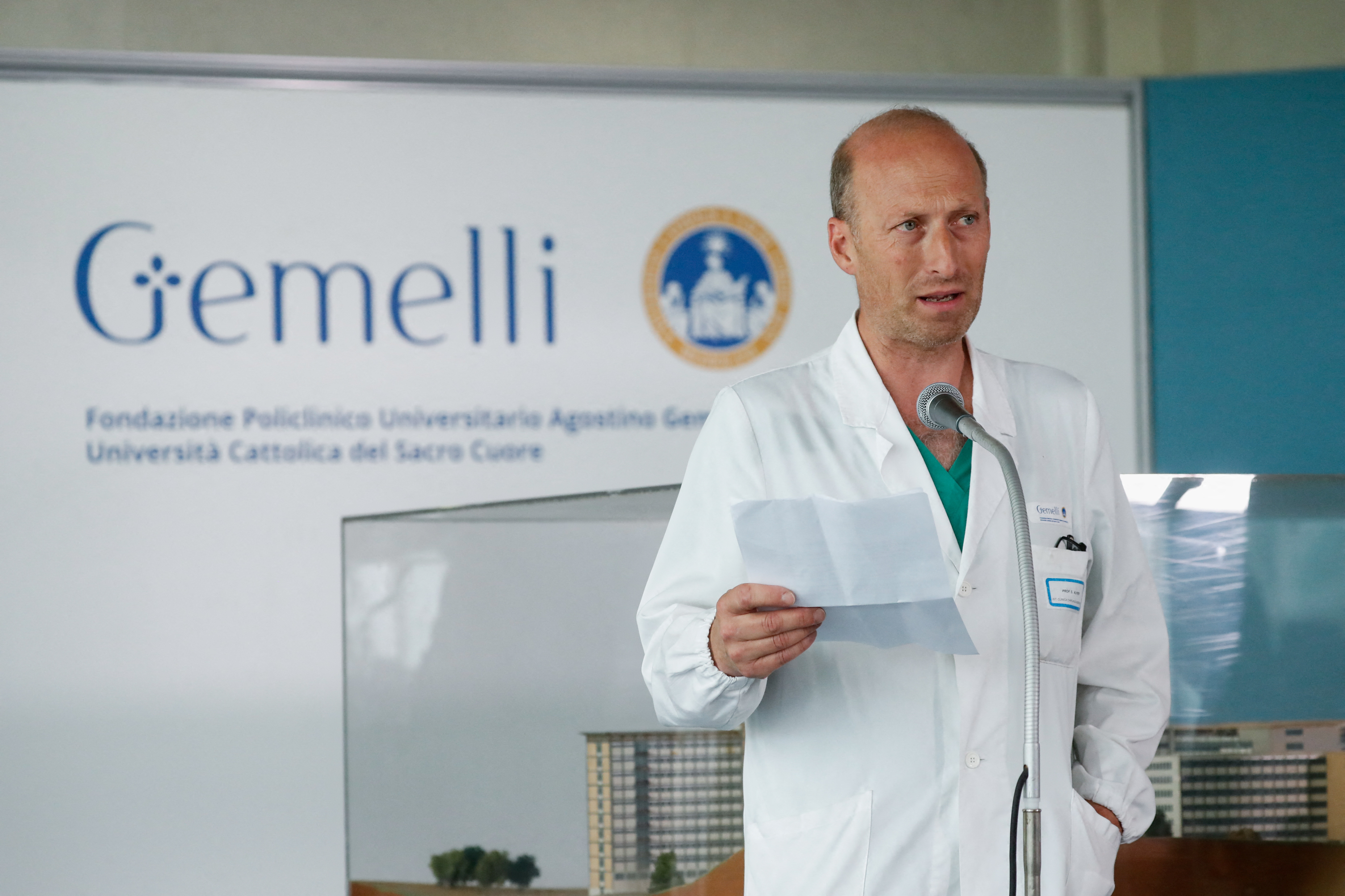 El médico Sergio Alfieri habla con los medios  (REUTERS/Remo Casilli)