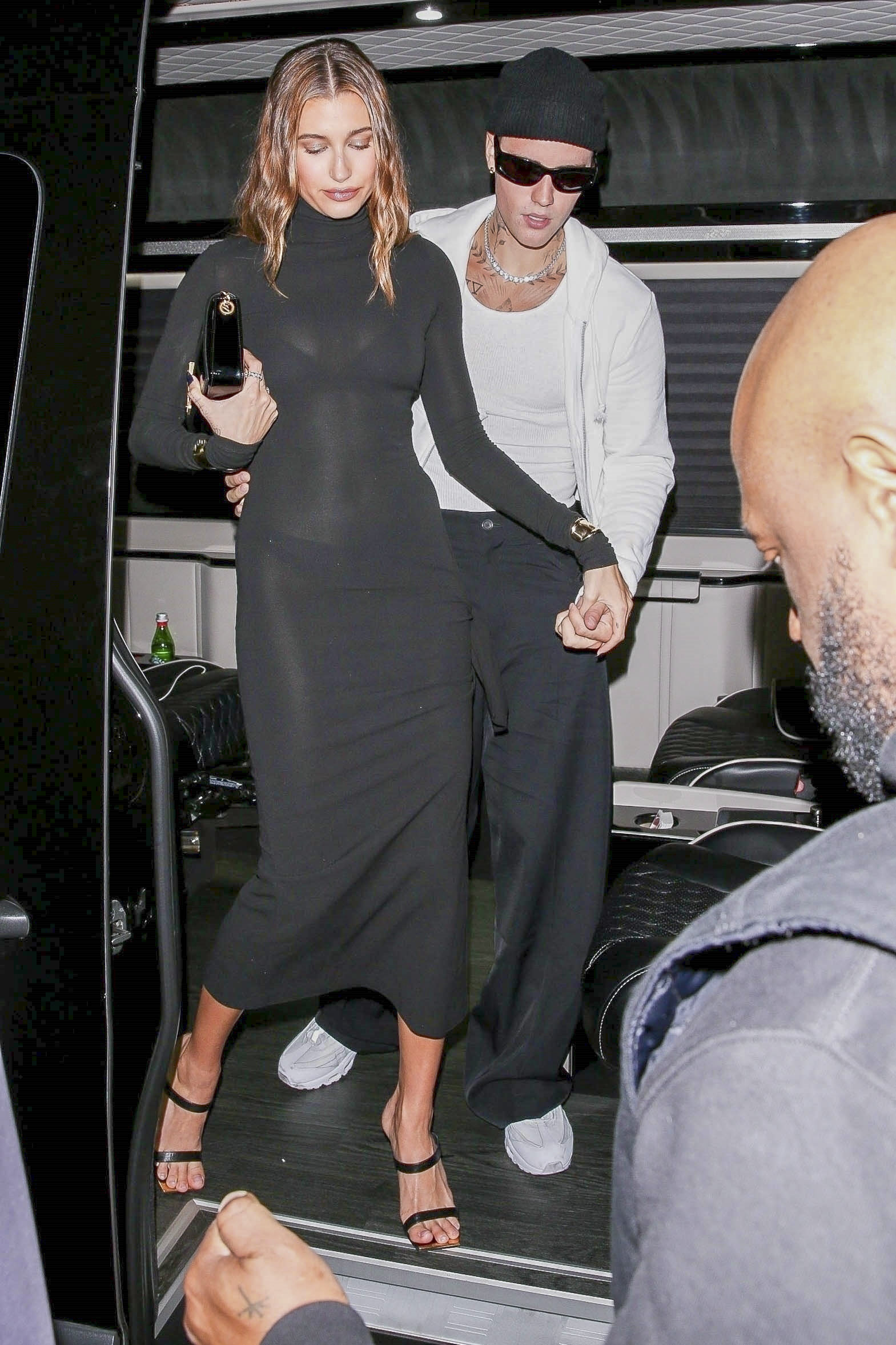 Noche romántica. Justin y Hailey Bieber fueron a comer al exclusivo restaurante The Nice Guy, en West Hollywood. La modelo lució un vestido largo negro con transparencias y el músico optó por un pantalón del mismo color y una remera blanca