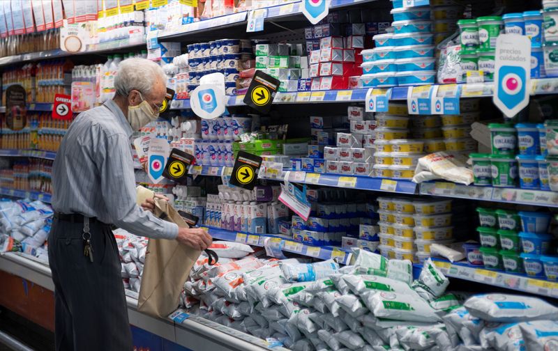 El Gobierno espera que la inflación mayo ronde el 5% (REUTERS/Mariana Nedelcu)