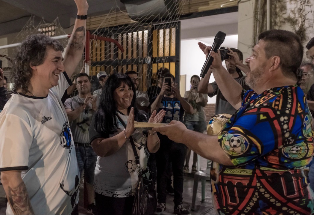 Alejandro Verón, cofundador y líder de la Iglesia de Maradona, preside la boda de Gabriel Rodríguez y Laura Gómez en la Navidad maradoniana. (Anita Pouchard Serra para The Washington Post)