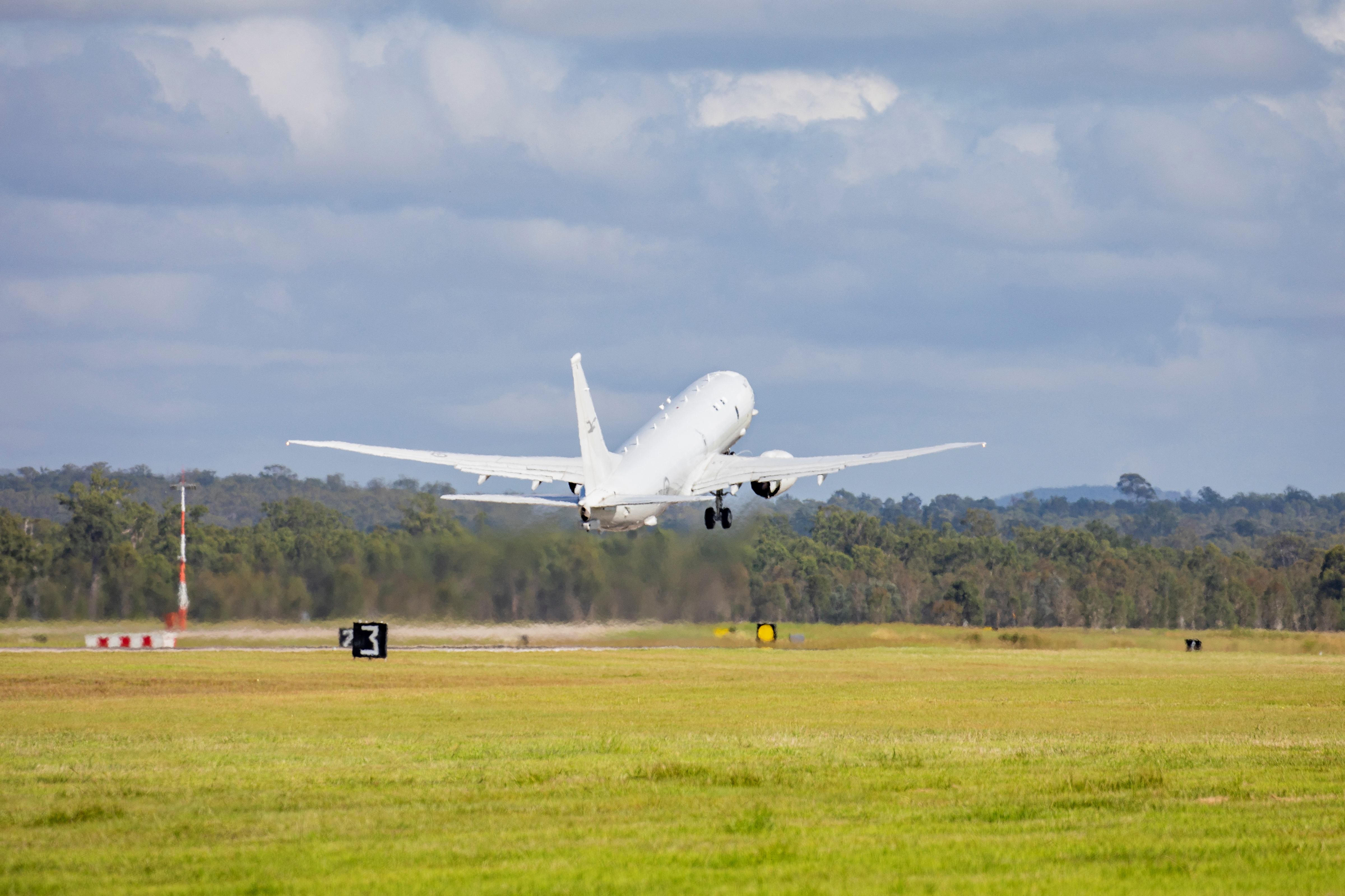 Avión de las Fuerzas de Nueva Zelanda y Australia sobrevolaron Tonga