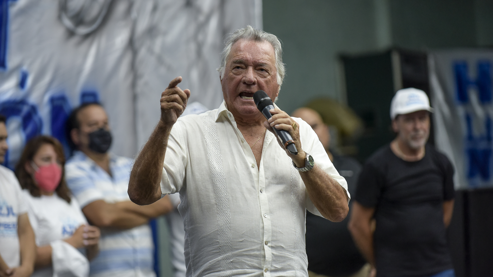 Luis Barrionuevo: “Que los políticos se dejen de hinchar las pelotas porque vuelve el que se vayan todos”