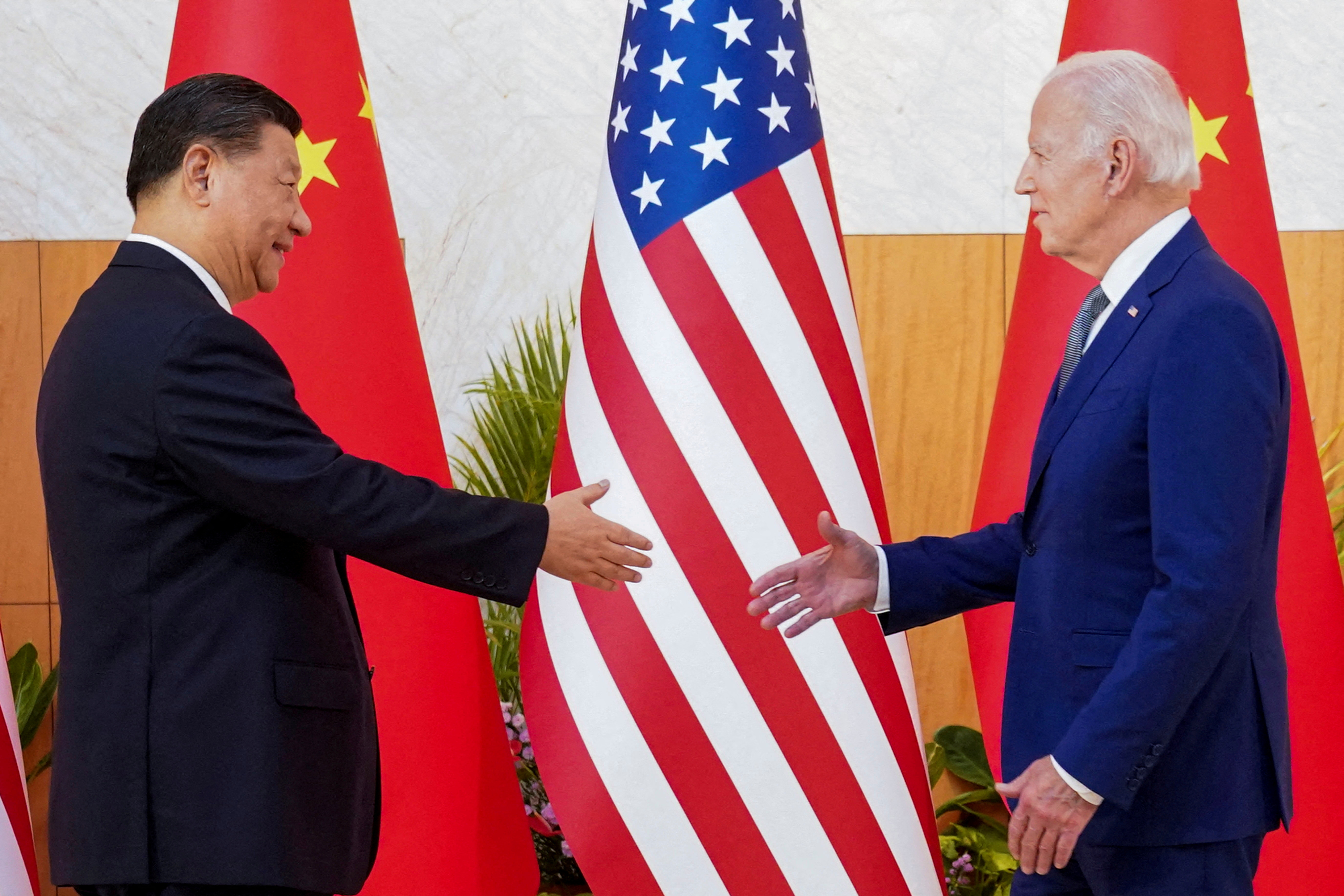 “La razón por la que Xi Jinping se enfadó tanto cuando derribé ese globo lleno de material de espionaje es que él no sabía que estaba allí”, indicó Biden. (REUTERS)