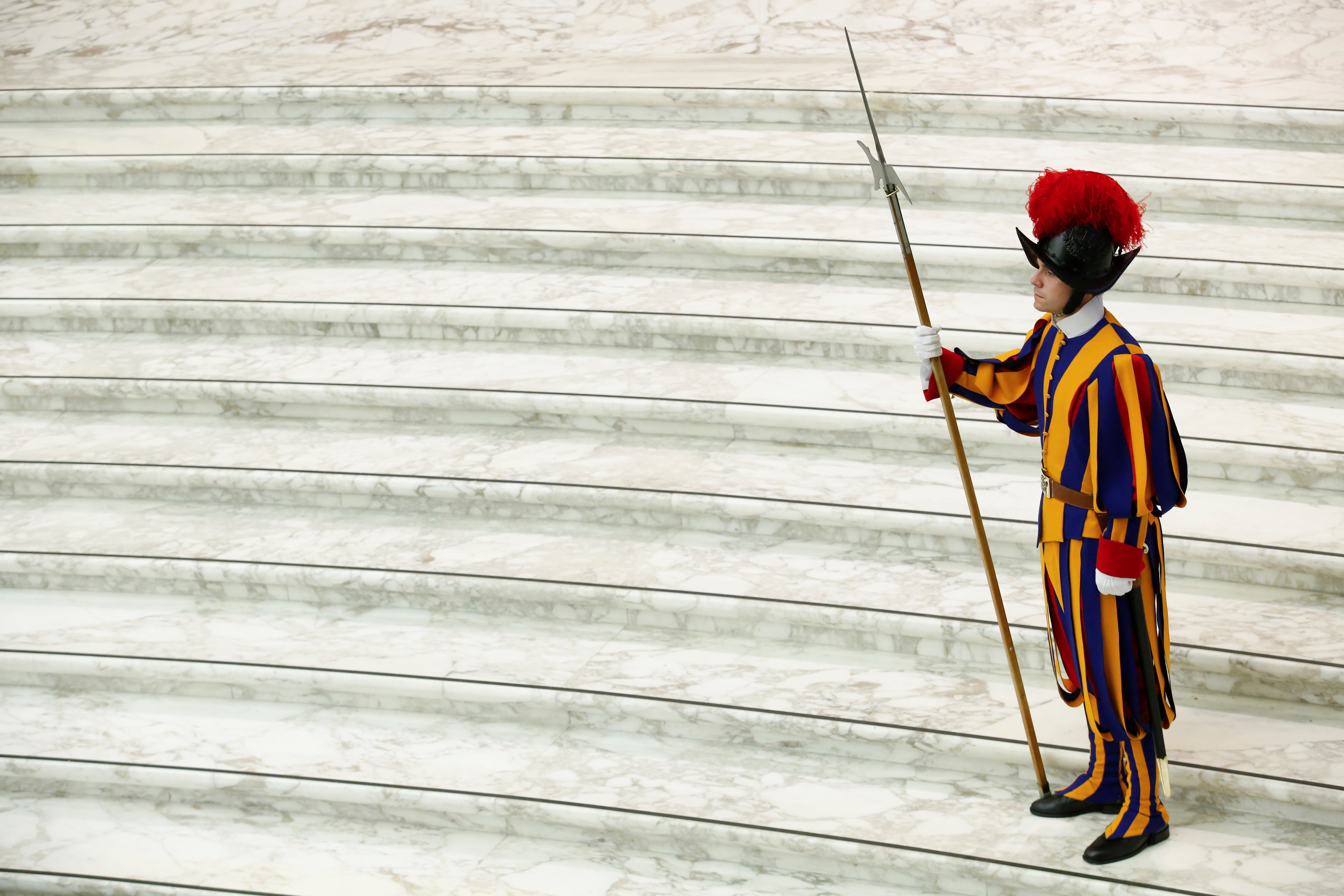 Un miembro de la Guardia Suiza en el Vaticano este miércoles (REUTERS/Remo Casilli)