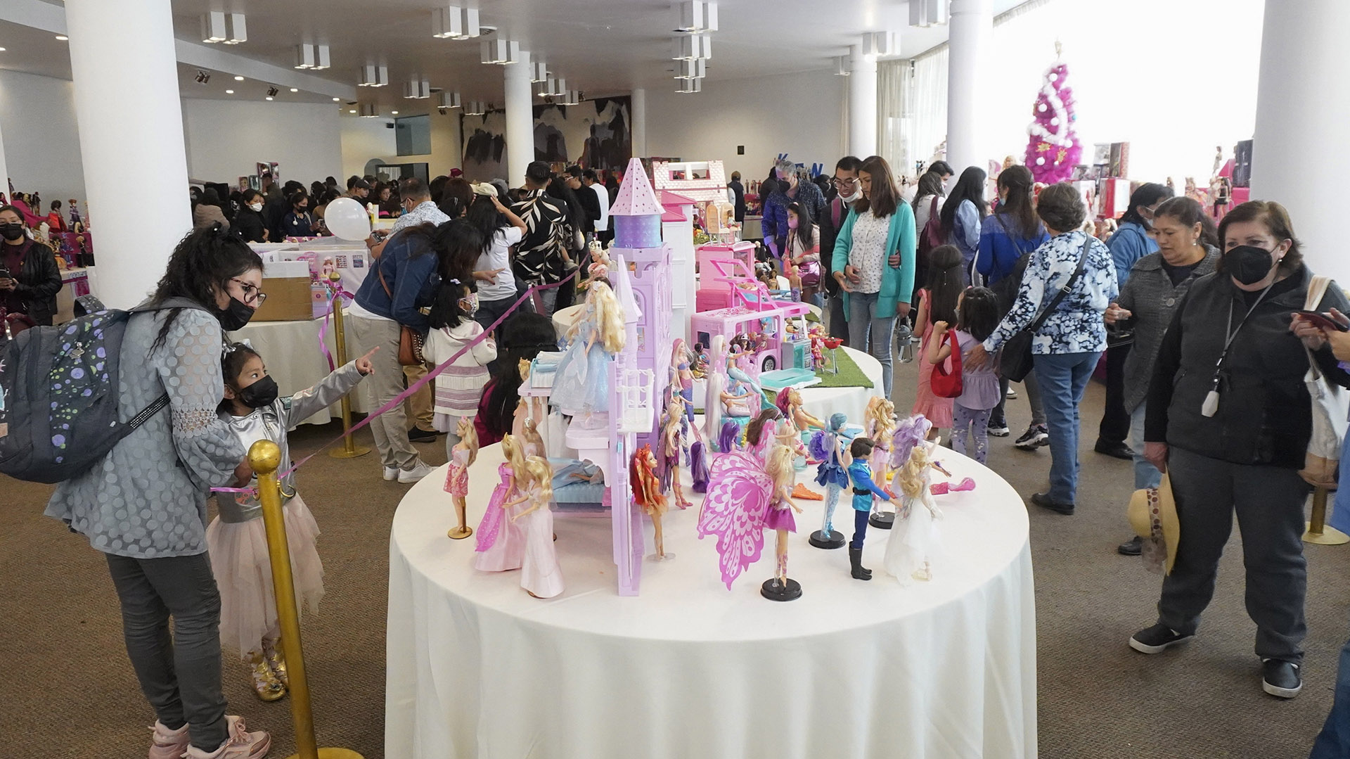 Cientos de personas visitaron la exposición de más de 3.000 muñecas Barbie, en La Paz (Bolivia) (Crédito: EFE/Javier Mamani)
