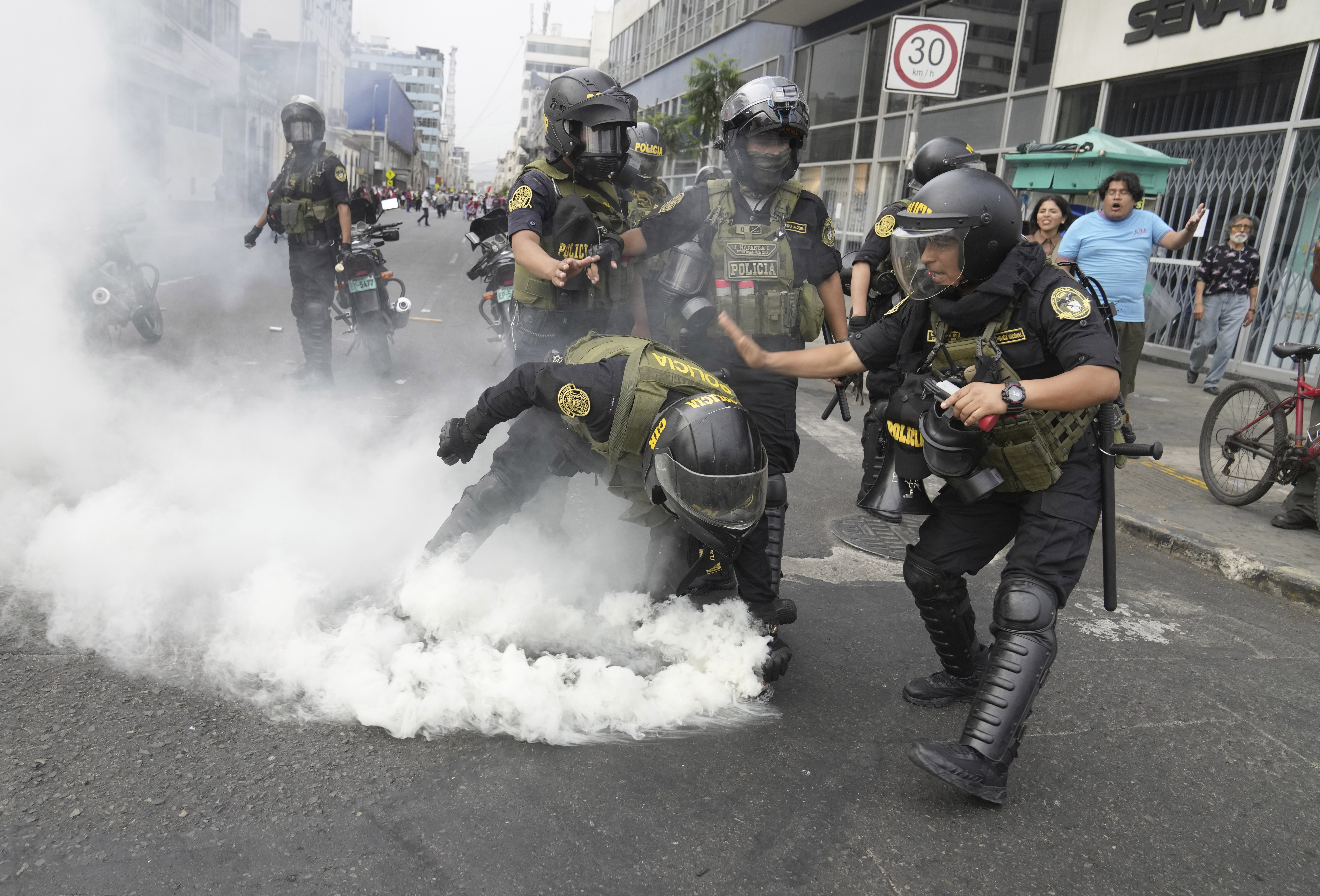 También solicitan 150 mil cartuchos con perdigones de goma. (AP Foto/Martín Mejía)