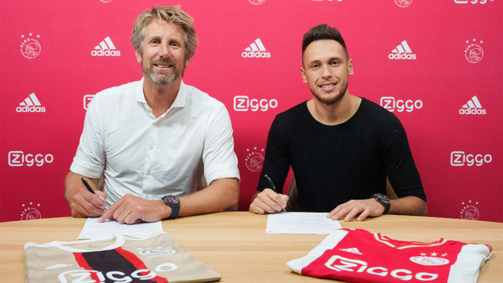 Lucas junto a Edwin van der Sar a la hora de firmar el contrato (@ajax.nl)