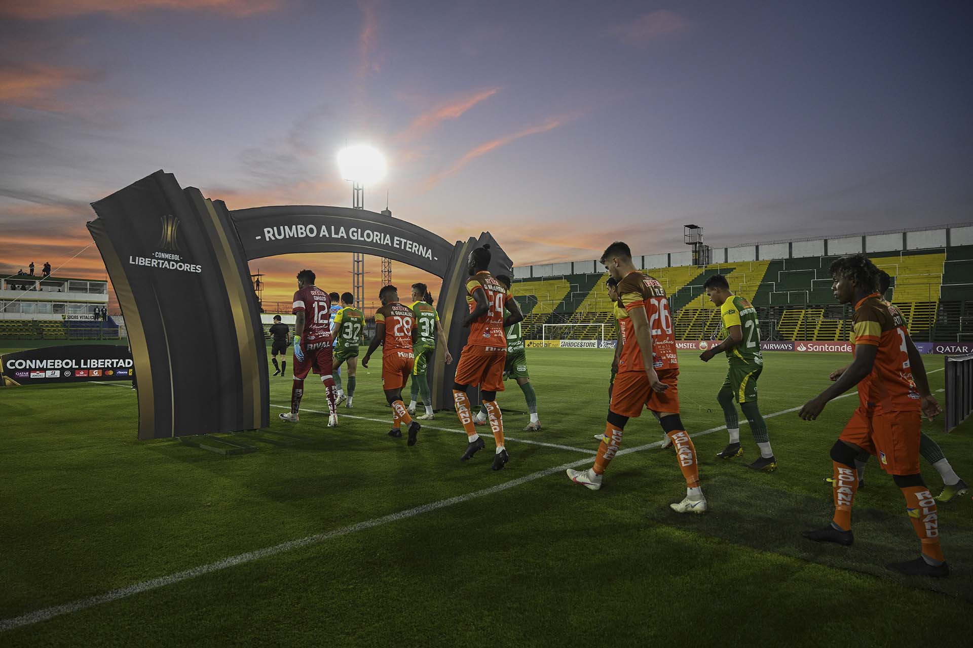 El ingreso de los equipos al estadio de Defensa y Justicia (JUAN MABROMATA / POOL / AFP)