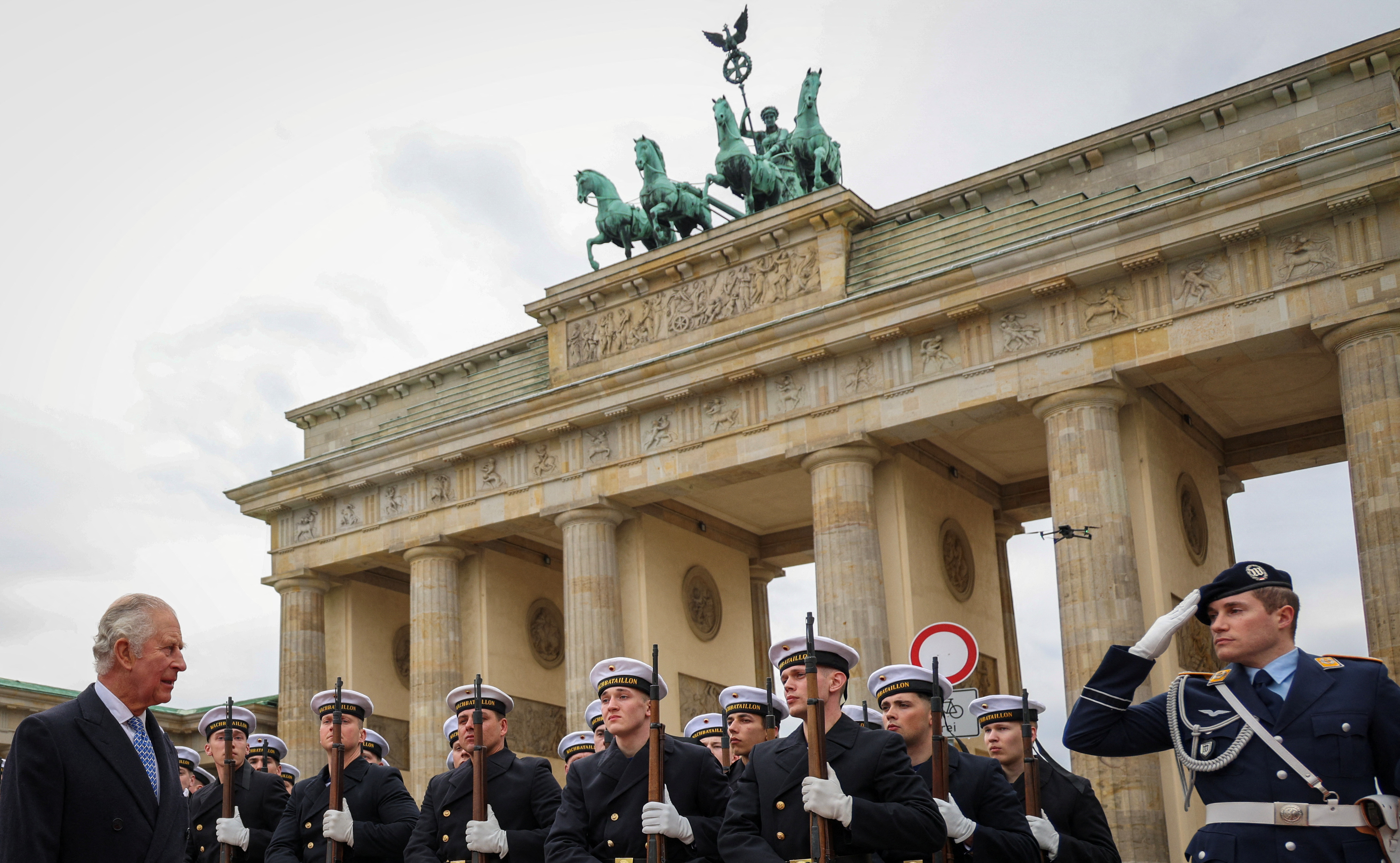 Carlos fue recibido con honores militares inéditos frente a la Puerta de Brandeburgo (ADRIAN DENNIS/REUTERS)