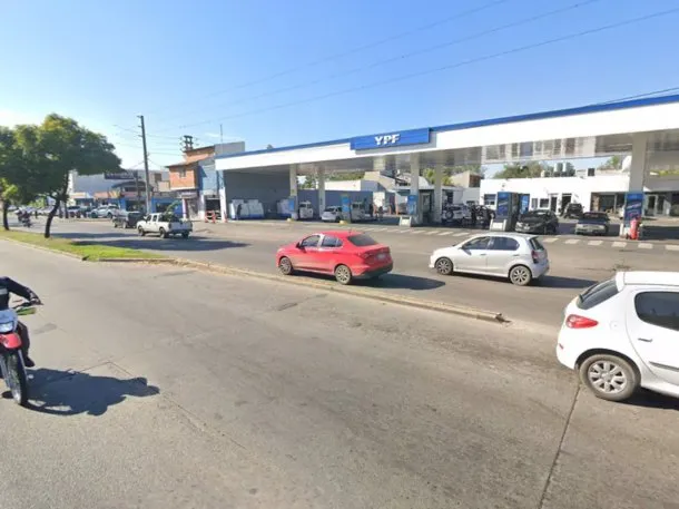 Video: un conductor se grab&oacute; haciendo trompos en una estaci&oacute;n de servicio, casi atropella a una empleada y escap&oacute;
