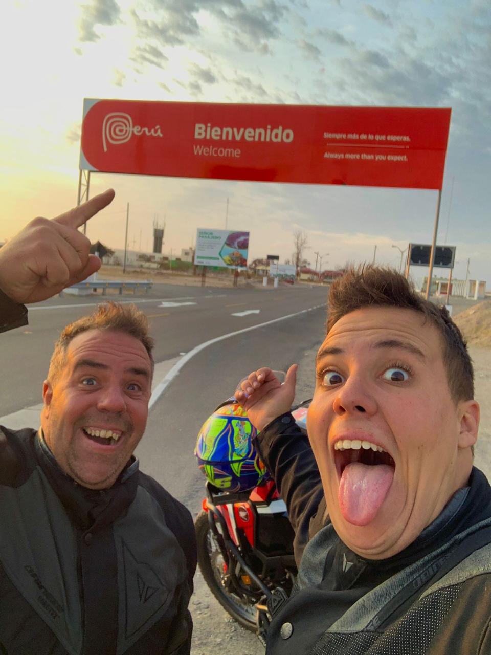 Maxi y Joaco, felices en su llegada a Perú