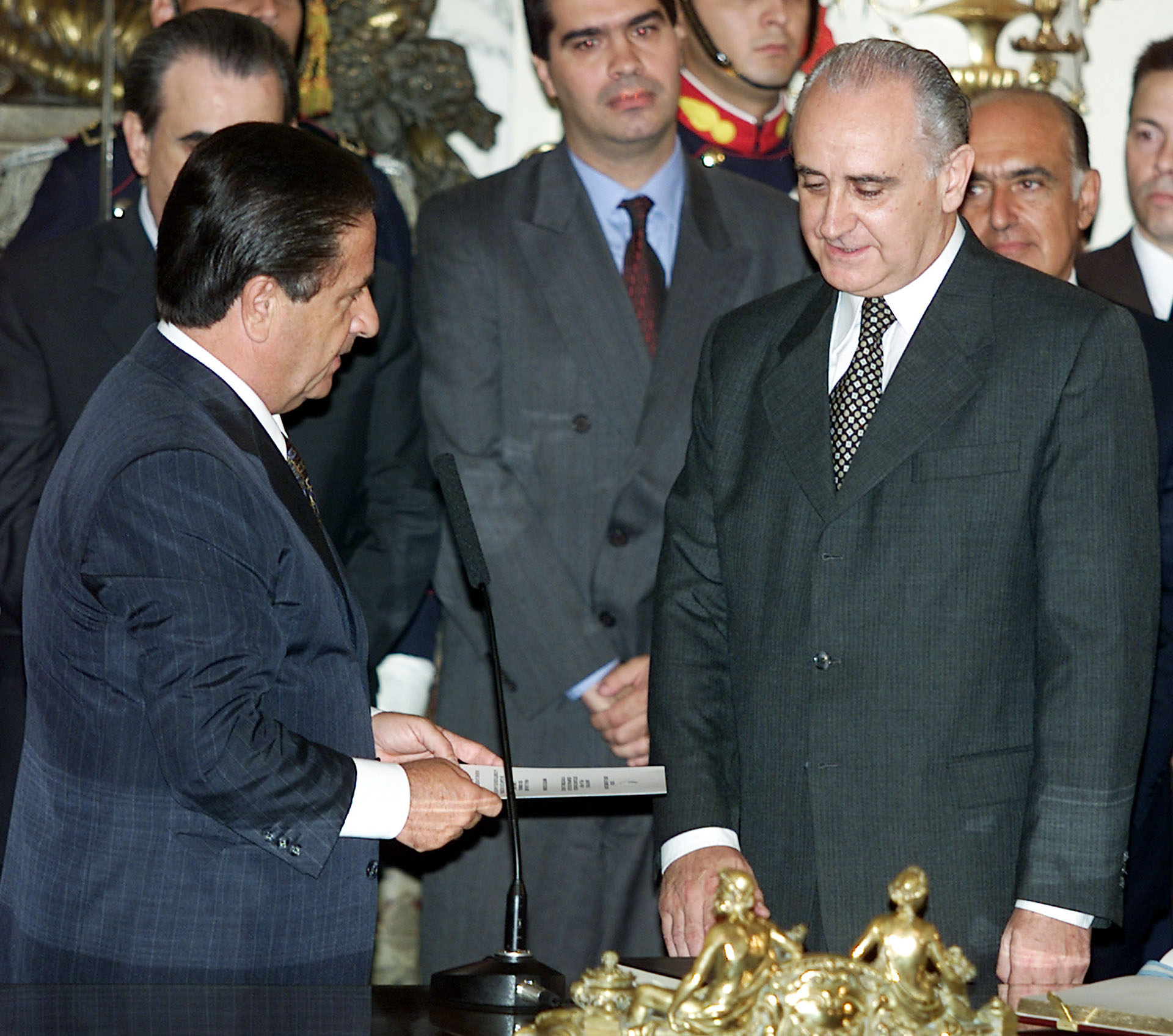 Eduardo Duhalde le toma juramento a Jorge Remes Lenicov como ministro de Economía en 2002 (Reuters)
