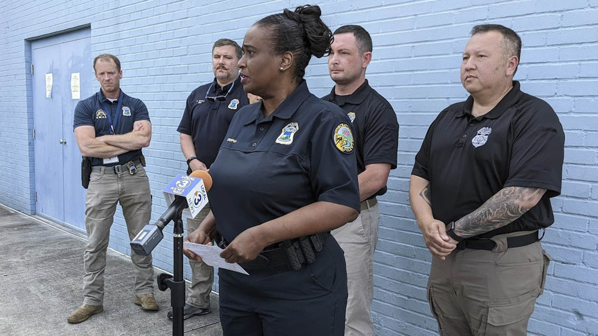 La jefa de policía de Chattanooga, Celeste Murphy, se dirige a los medios de comunicación en la comisaría del centro de la ciudad, en la calle 11, durante una conferencia de prensa tras un tiroteo en la madrugada del domingo 5 de junio de 2022. (Tierra Hayes/Chattanooga Times Free Press vía AP)