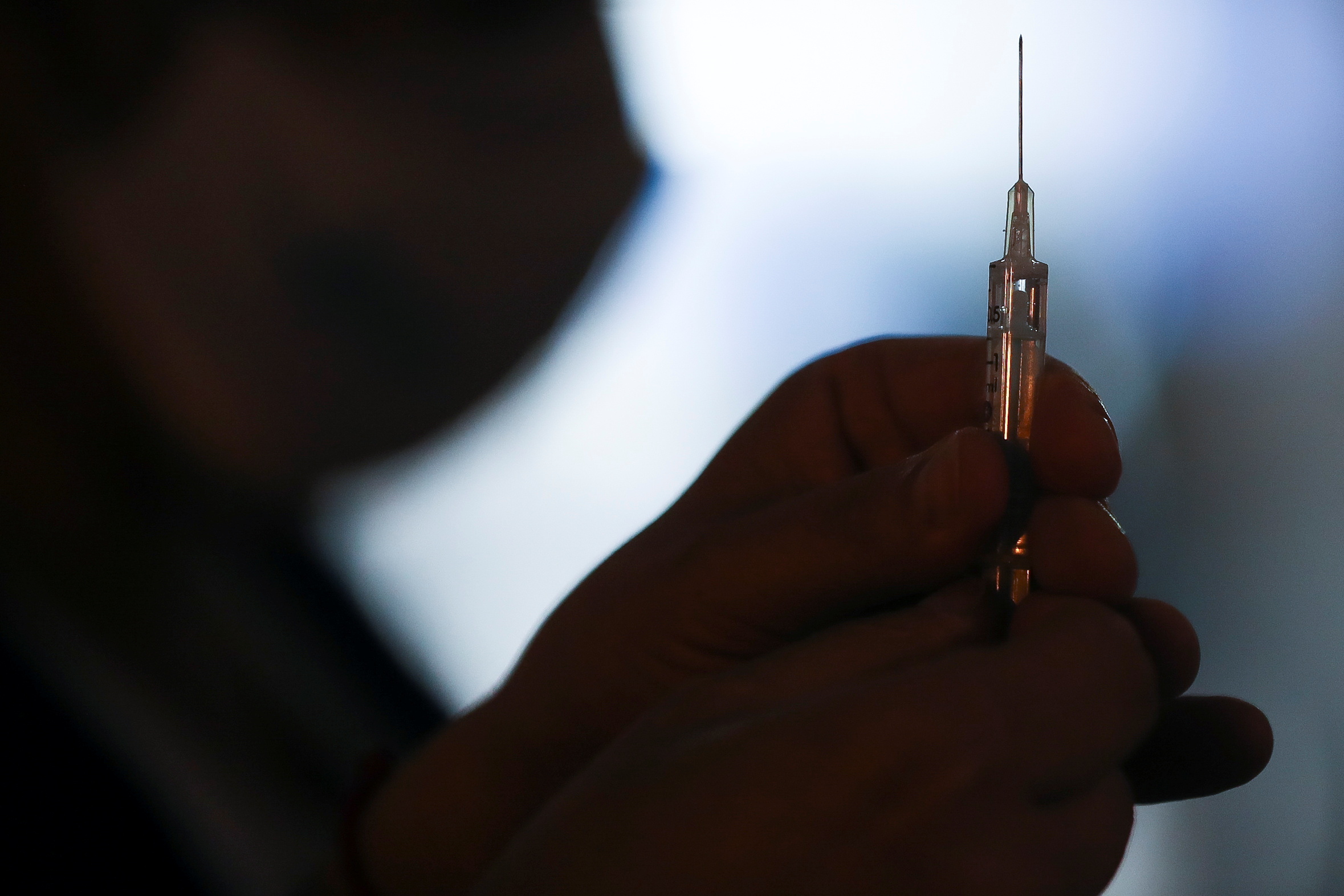 Los científicos alientan a los jóvenes a aceptar inmunizarse cuando llegue su turno para asegurar su protección frente a la enfermedad, aun cuando hayan tenido la enfermedad anteriormente (REUTERS)