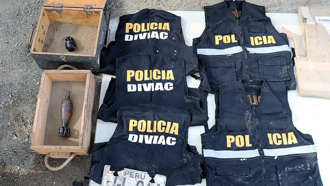 A la banda criminal se le encontró cinco chalecos con el nombre de la División de Investigación de Delitos de Alta Complejidad (Diviac) de la policía, que habrían usado para sus ilícitos. (Mininter)