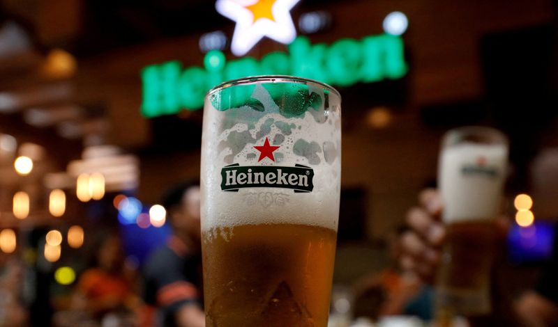 Las acciones de la Heineken Holding que compró Bill Gates están valuadas en 902 millones de dólares. (REUTERS/Nguyen Huy Kham)