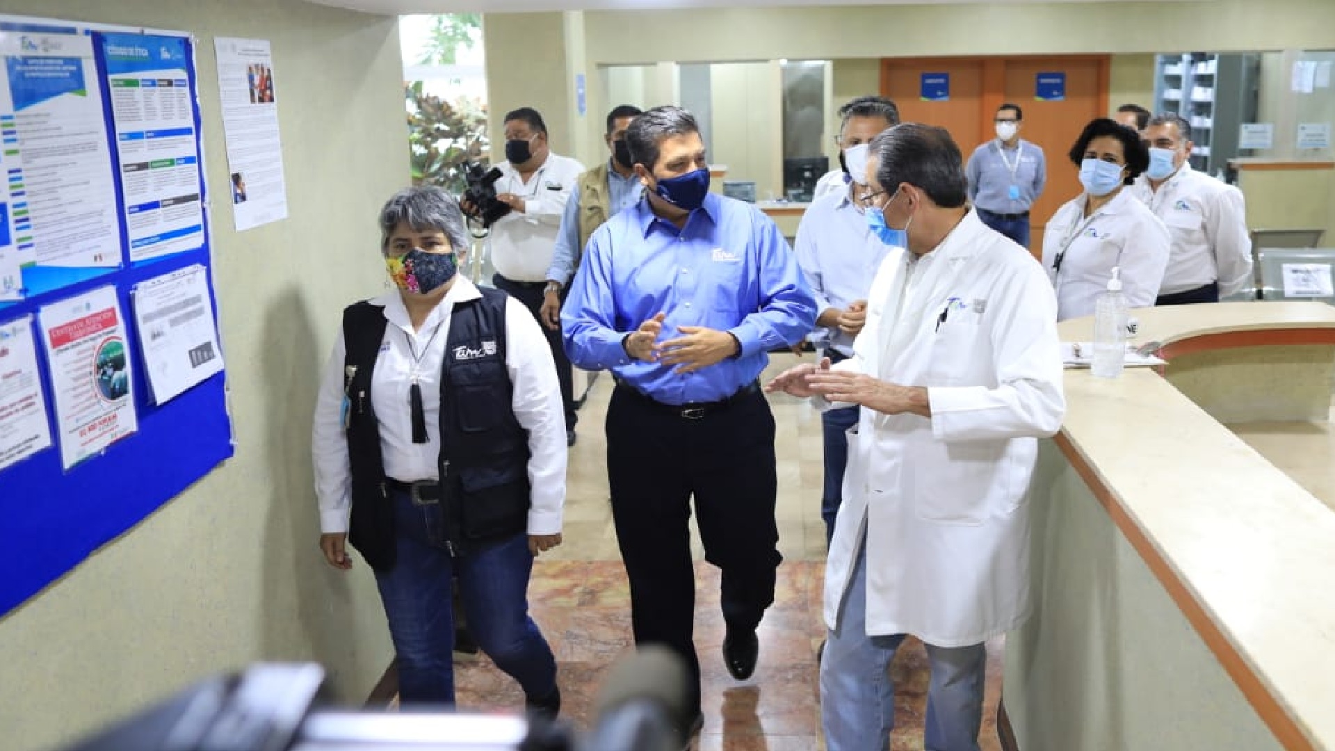 El gobernador Francisco García Cabeza de Vaca y la secretaria Gloria Molina Gamboa recorren un hospital COVID-19 en la entidad (Foto: Twitter/DraGloriaMolina)