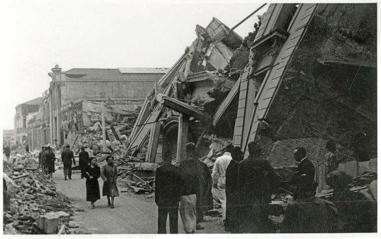  Aunque se calculan alrededor de 30 mil muertos por el sismo, solo se identificaron a poco más de 5 mil victimas (Archivo Fotográfico y Digital de la Biblioteca Nacional de Chile). 