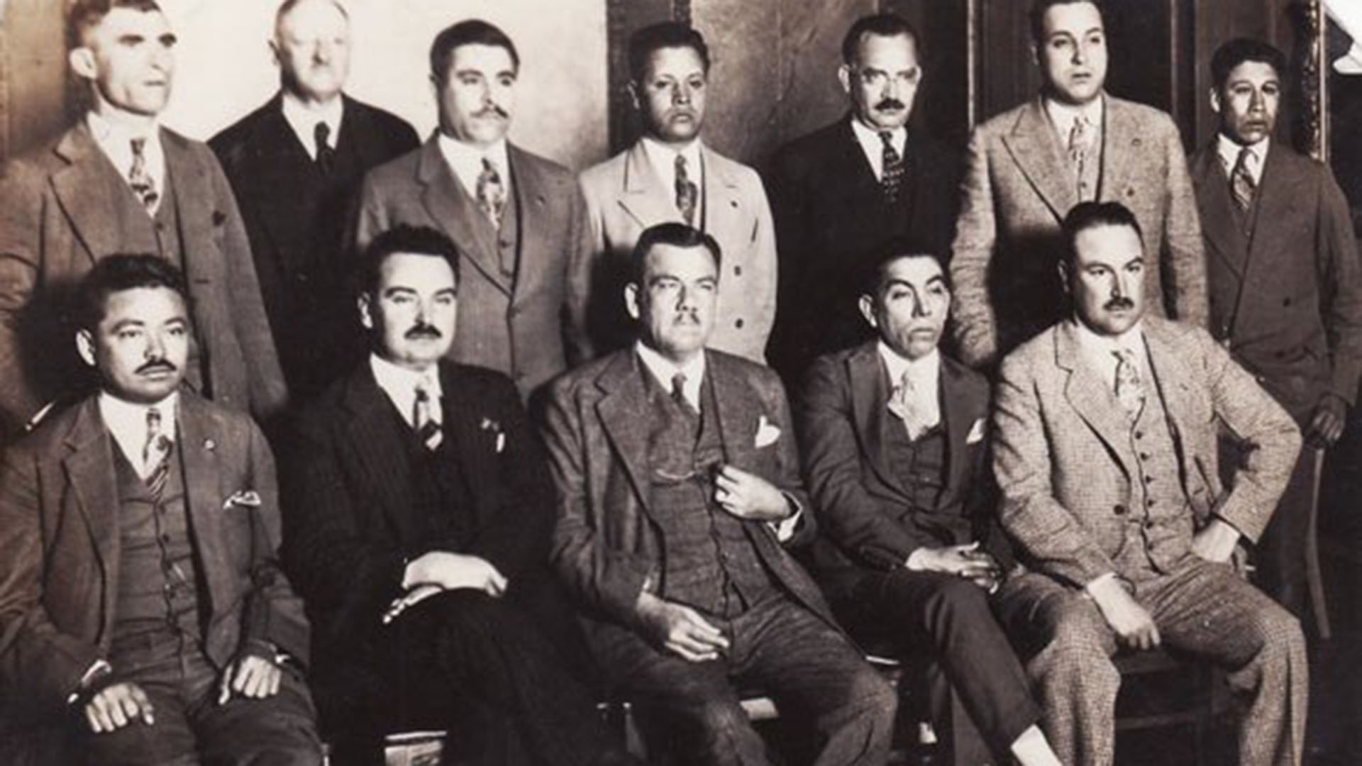 El primer comité nacional del PRI, con el entonces presidente Plutarco Elías Calles (sentado al centro) al frente. (Foto: Especial)