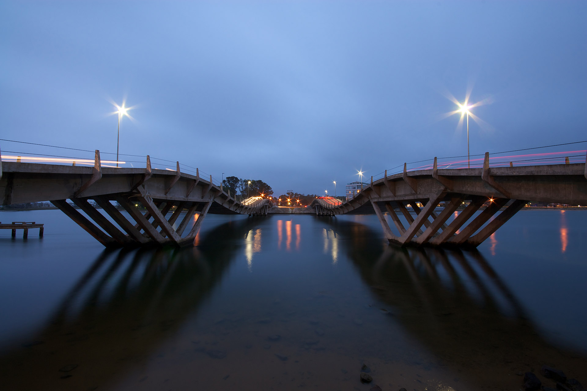 El viernes se inaugurarán las obras que se realizaron en la ruta Interbalnearia para mejorar el flujo del tránsito en la ruta que une Montevideo con la costa este durante la temporada

Foto: Puente de La Barra - Punta del Este (Getty Images)