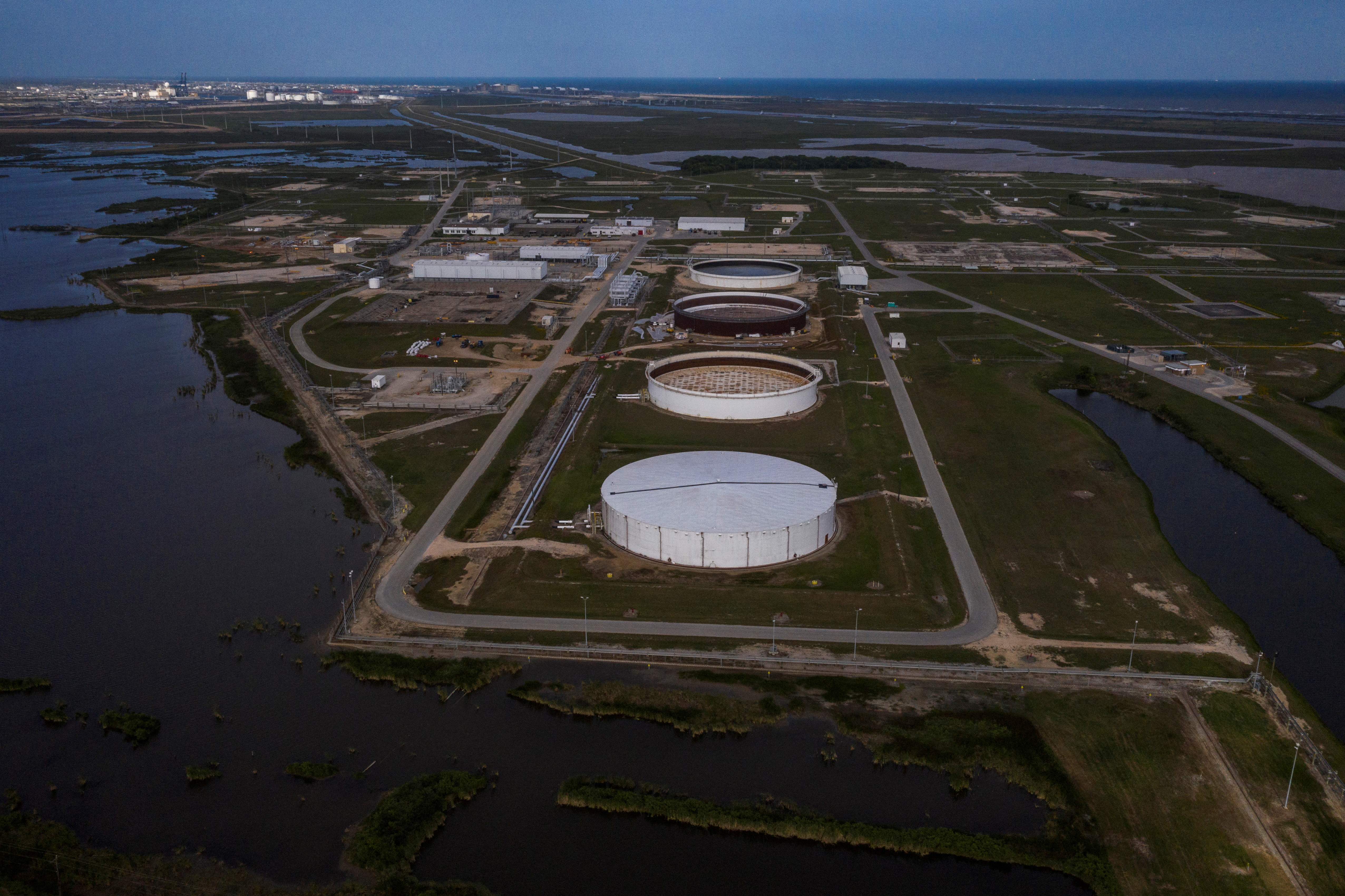 Las reservas de petr&oacute;leo de Estados Unidos alcanzan su nivel m&aacute;s bajo en 43 a&ntilde;os mientras Trump intenta controlar los precios