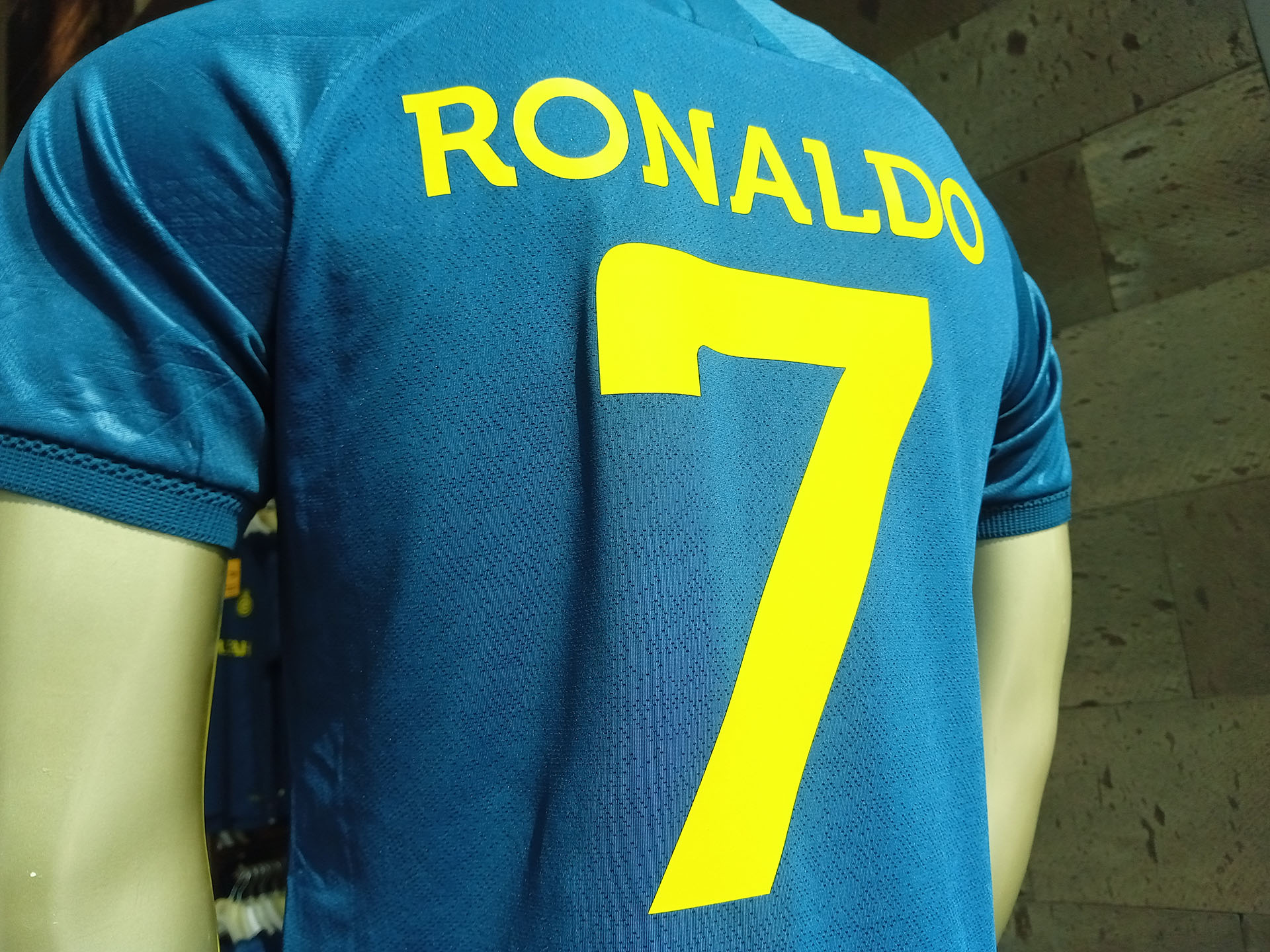 Simetría Exponer Señora El efecto Cristiano Ronaldo, desde adentro: cuánto sale la camiseta en la  tienda oficial del Al Nassr y el “índice estampador” - Infobae