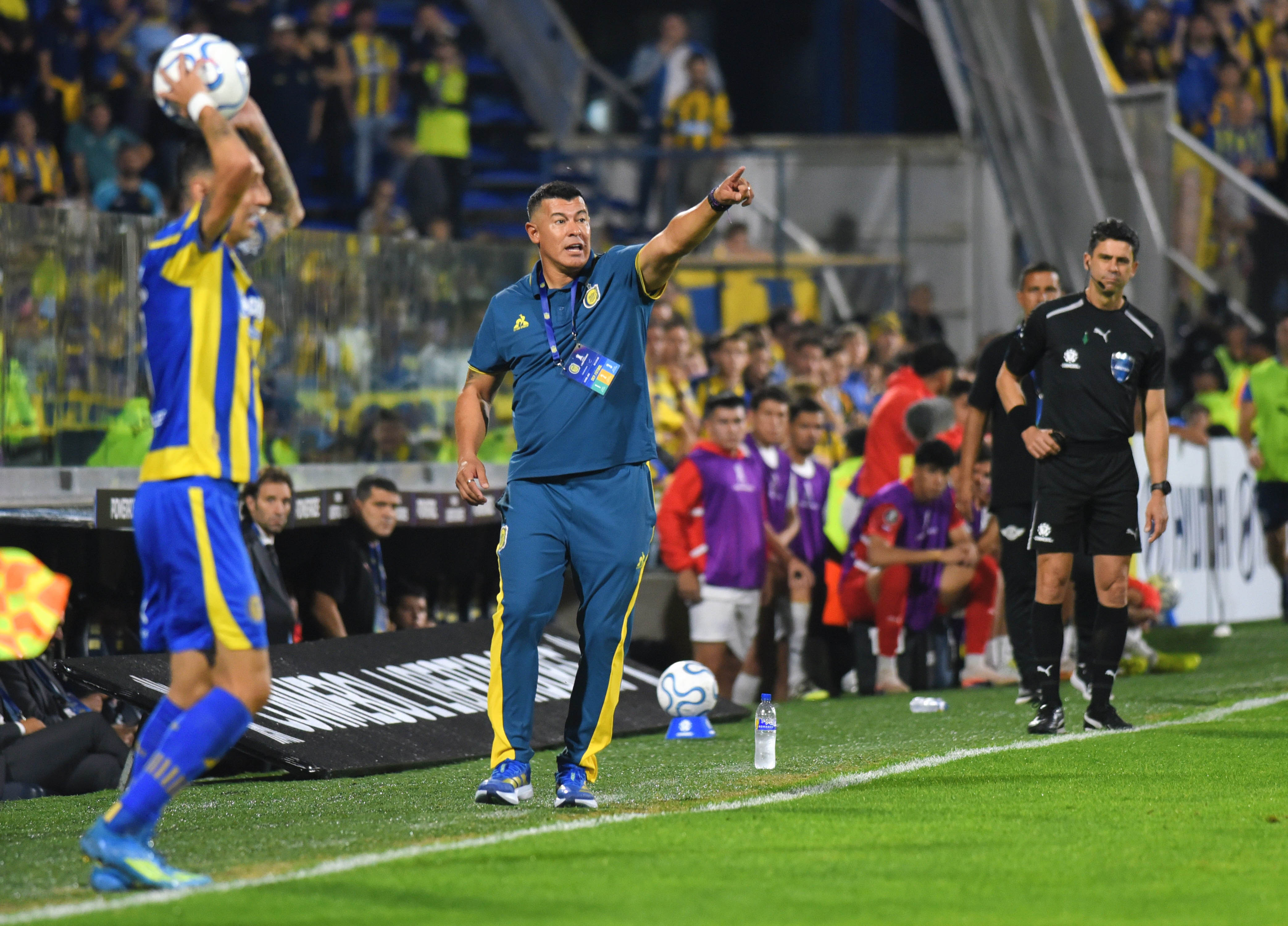 "?Hasta mi mam&aacute; me pide que lo eche!": el presidente de Rosario Central respald&oacute; la continuidad de Almir&oacute;n con un curioso discurso 