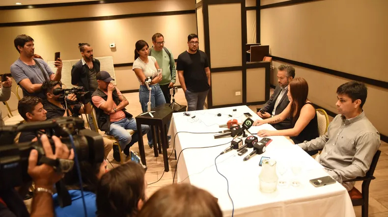 Los hijos de Rojas, Natalia y Fernando, acompañados de su abogado Iván Sarquis durante la conferencia de prensa (El Ancasti de Catamarca)