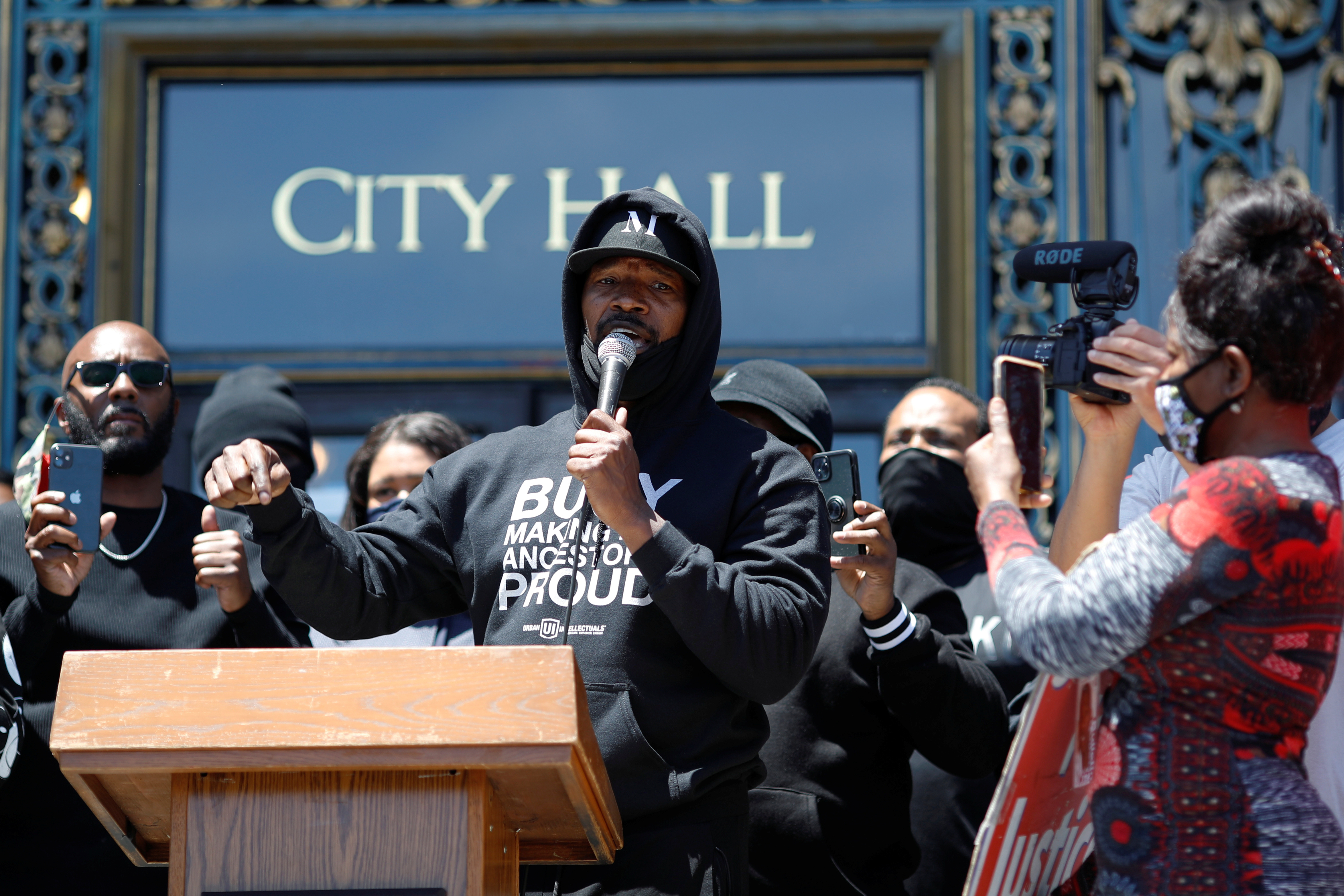 El actor y activista Jamie Foxx habla durante una manifestación contra la muerte bajo custodia policial de George Floyd en Minneapolis, en San Francisco, California, EE. UU., 1 de junio de 2020 (Reuters)