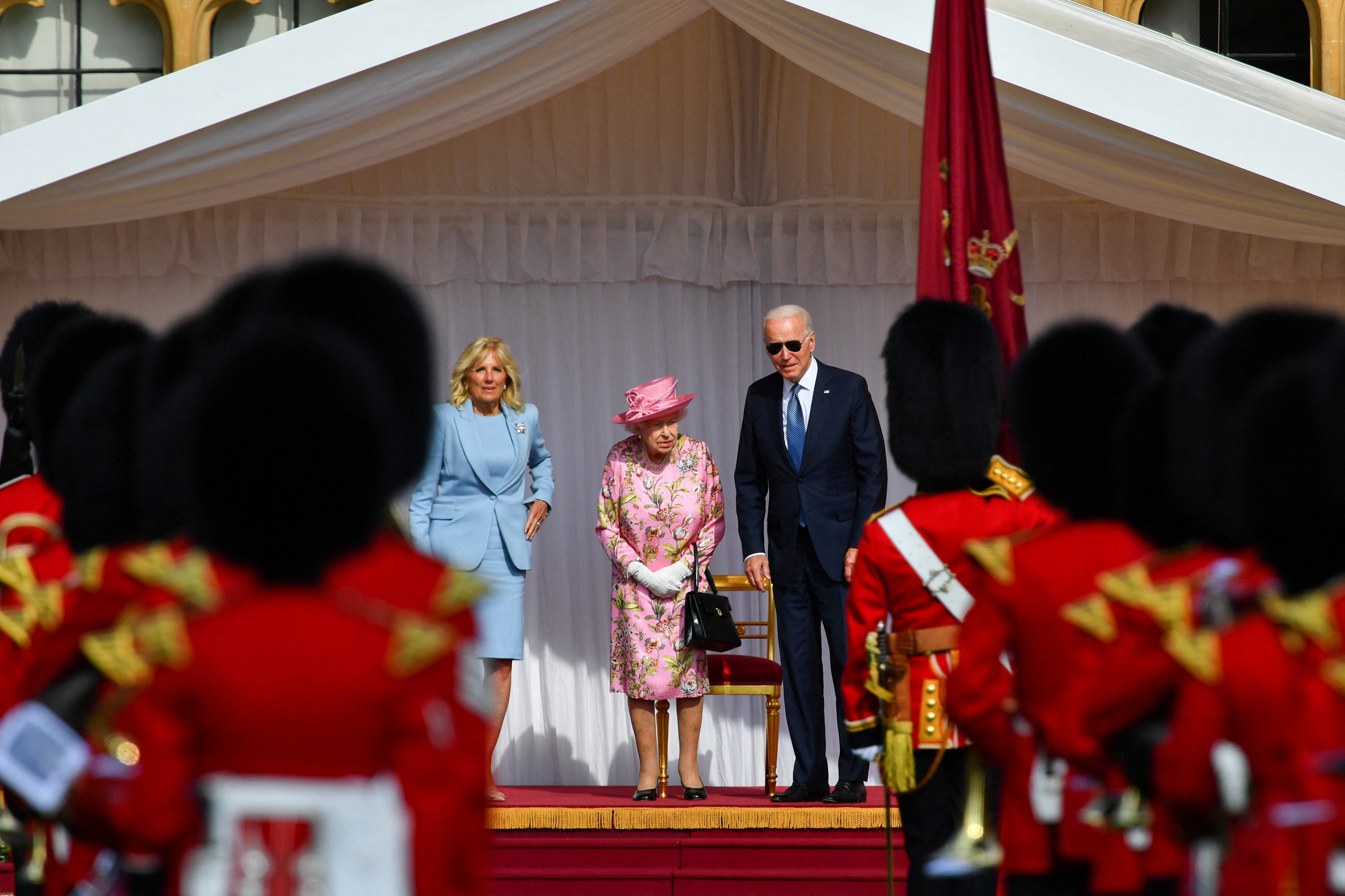 Foto de archivo del presidente Joe Biden, la primera dama Jill Biden y la reina Isabel II en Windsor el 13 de junio de 2021 (REUTERS/Dylan Martinez)