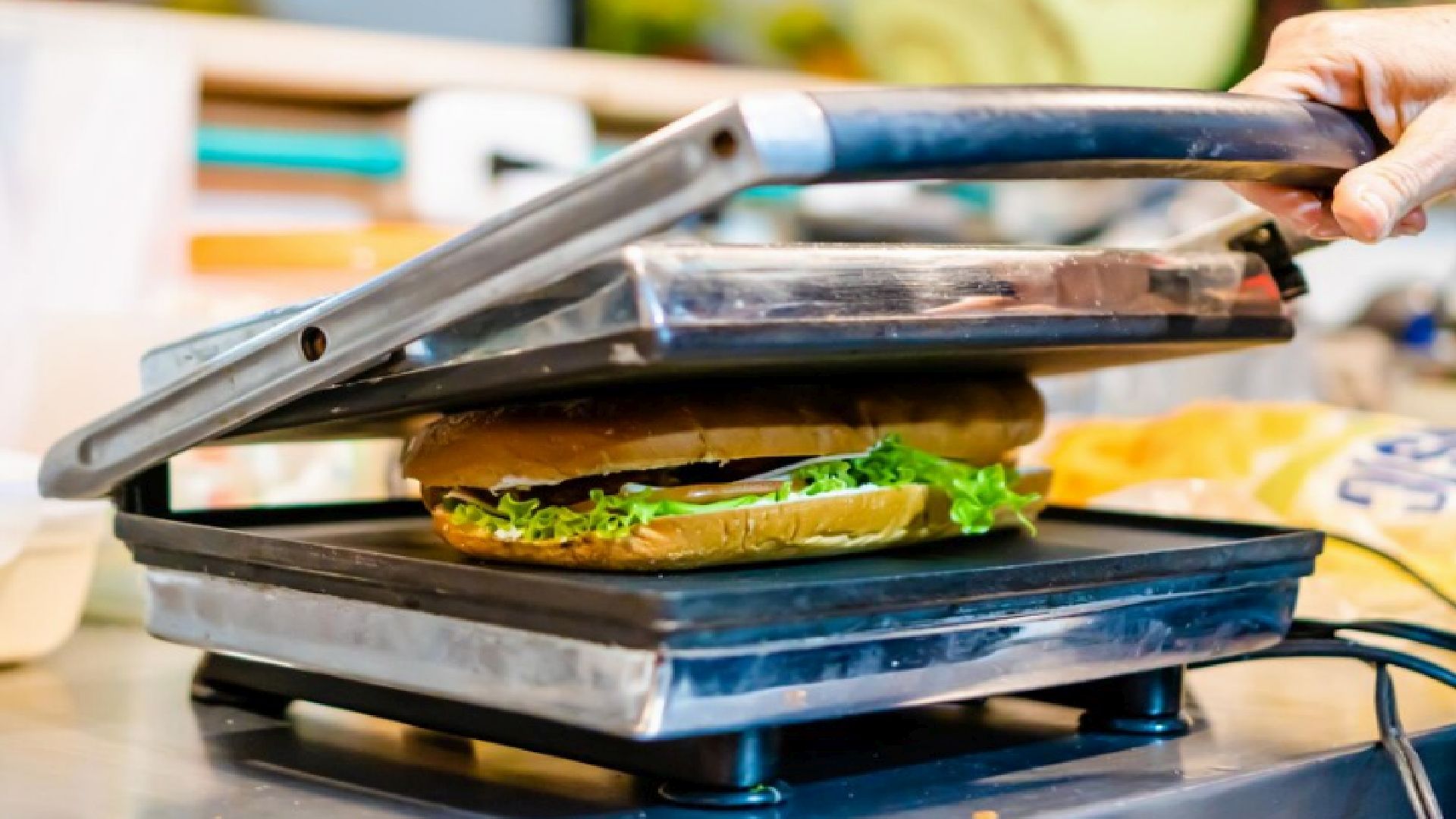 When you clean your sandwich maker, be careful to do it correctly.  (Freepik)