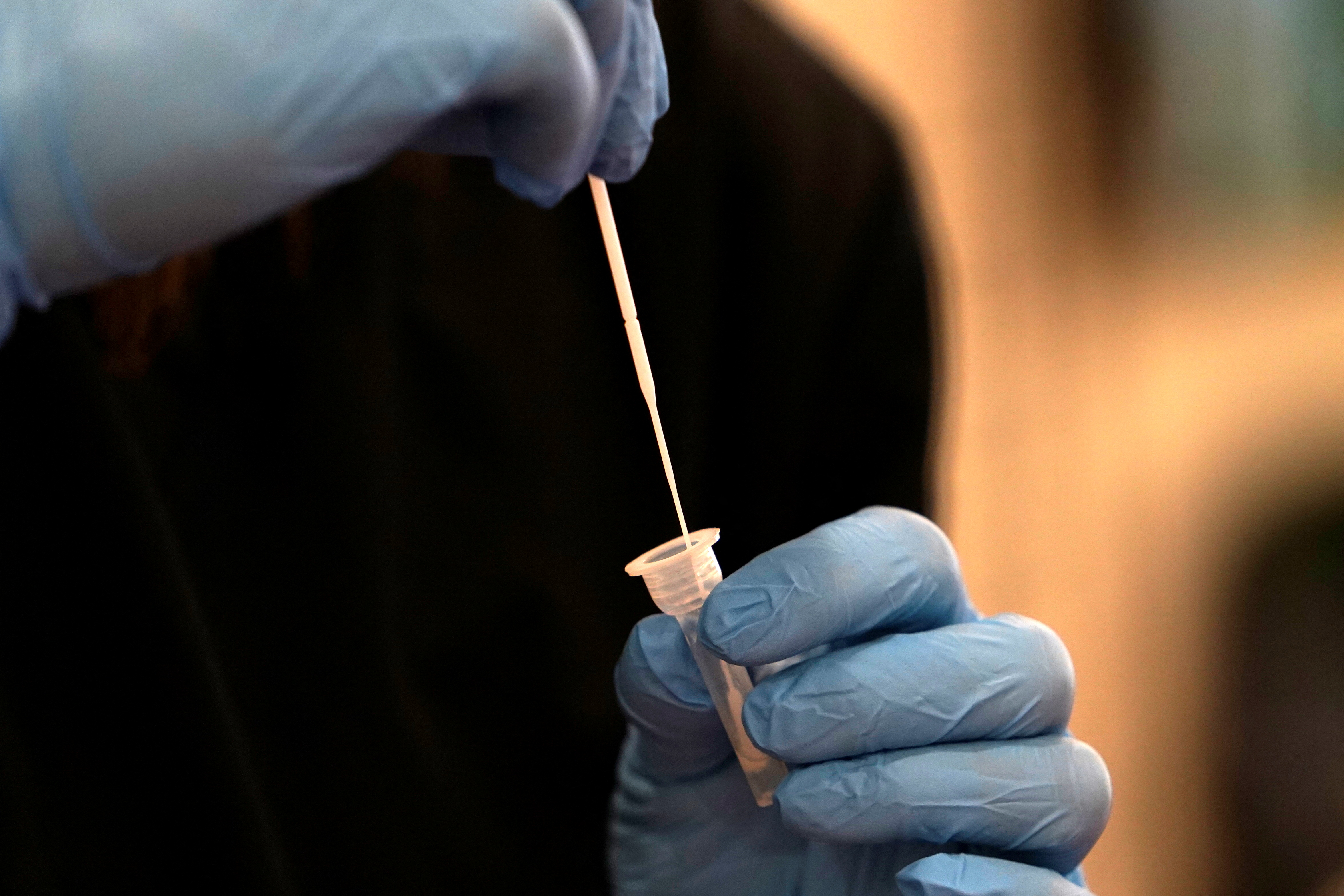 Un trabajador de la salud procesa una prueba rápida para la enfermedad por coronavirus (COVID-19) en el Tower Theatre en Oklahoma City, Oklahoma, EE. UU. 11 de enero de 2022. REUTERS/Nick Oxford