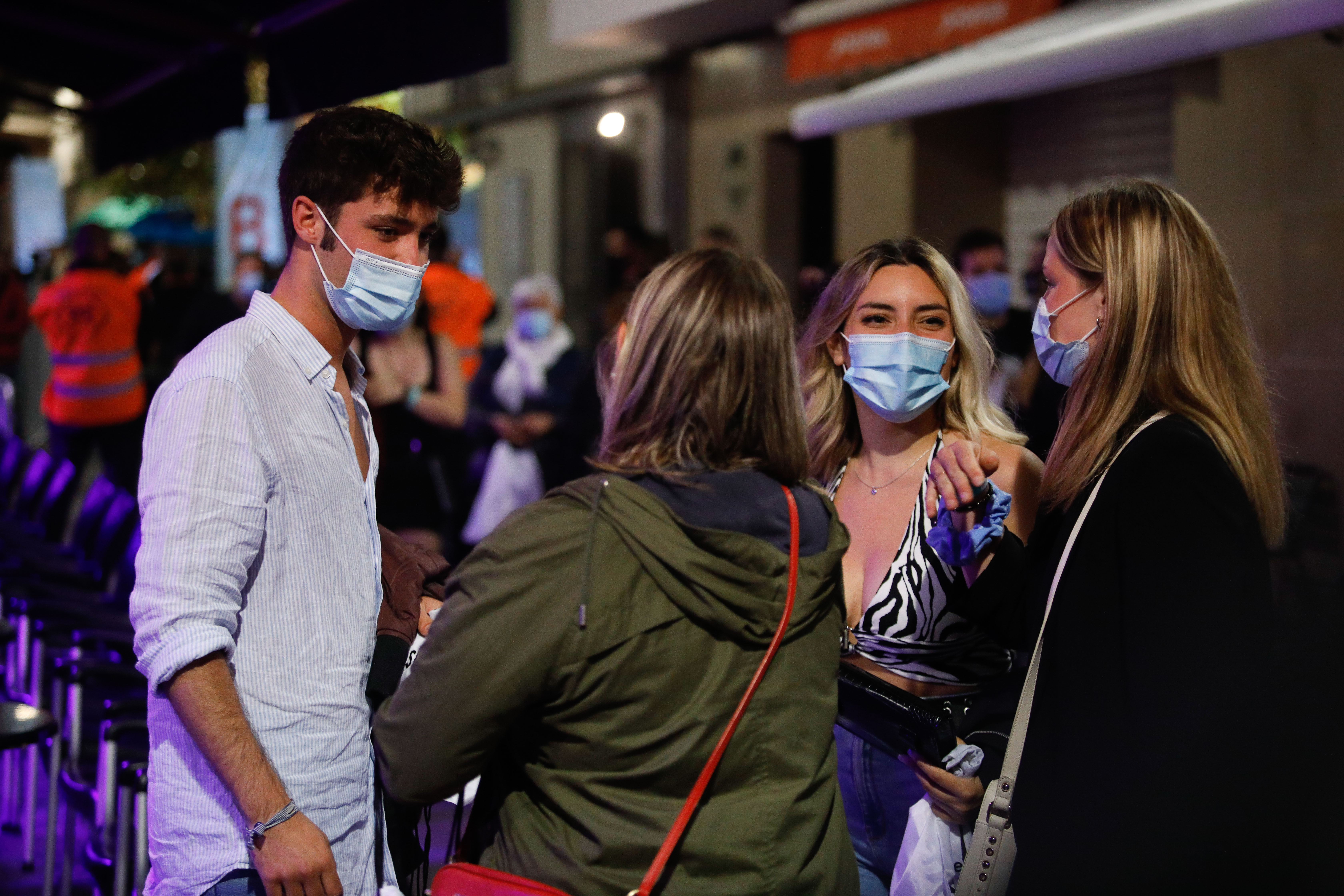 Jovenes en la calle Primer de Maig, en Barcelona (Kike Rincon/Europa Press)