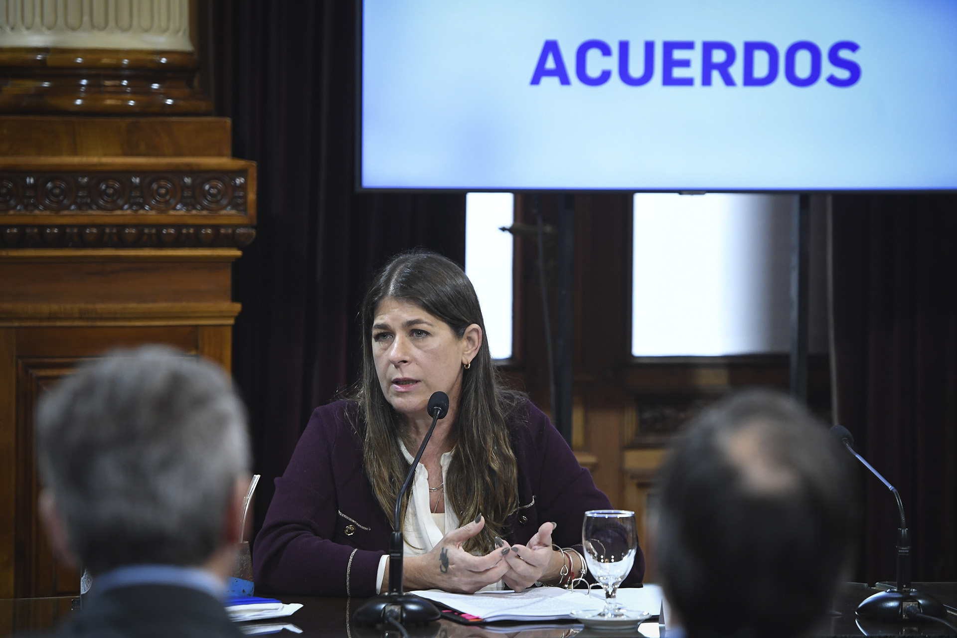 Planchazo, bronca y manotazos: el tenso cruce entre Paredes y Cabral, por el que debieron ser expulsados