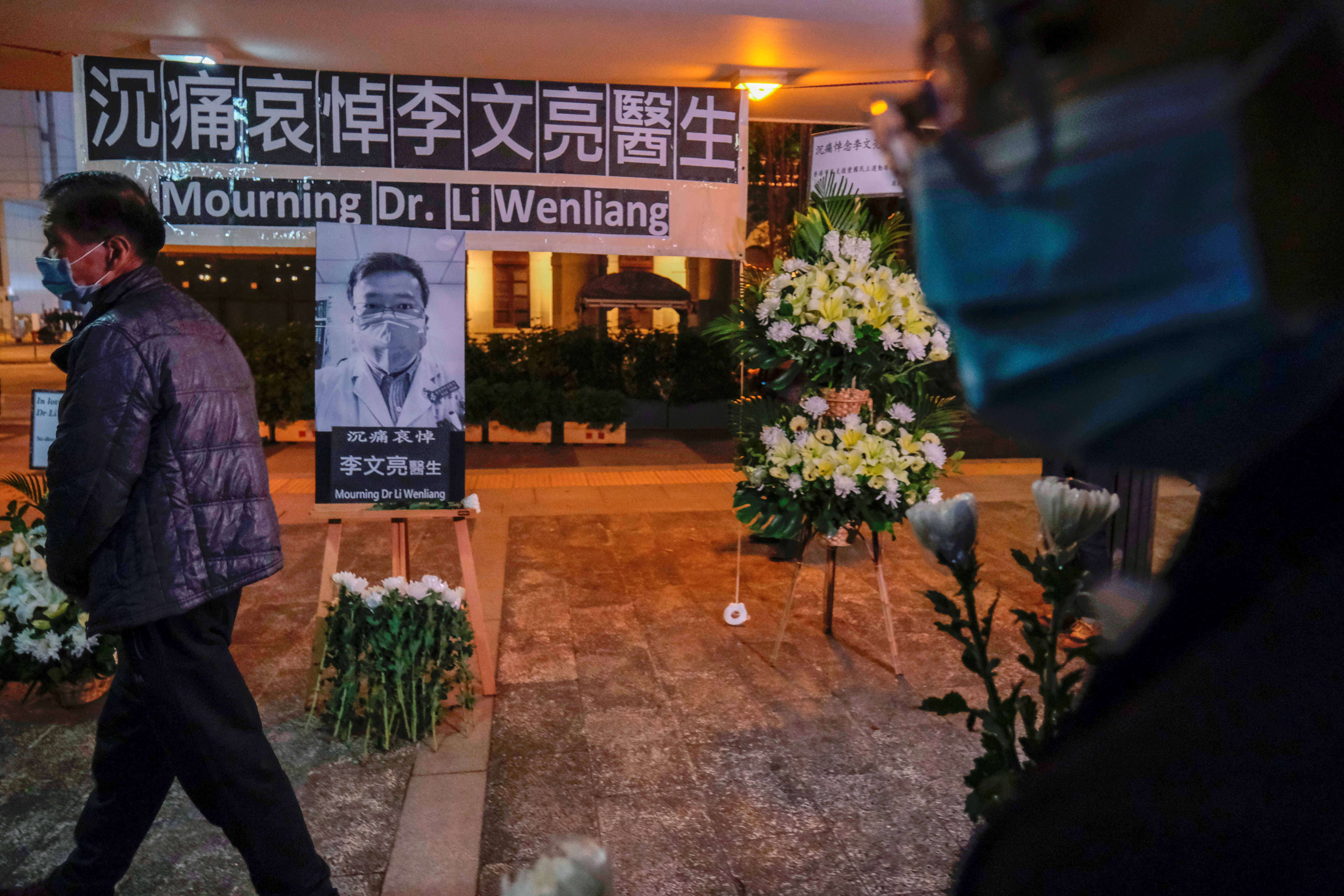 Personas con máscaras asisten a una vigilia el 7 de febrero en Hong Kong por el difunto Li Wenliang, un oftalmólogo que murió de coronavirus en un hospital de Wuhan, China (REUTERS/Tyrone Siu/File Photo)