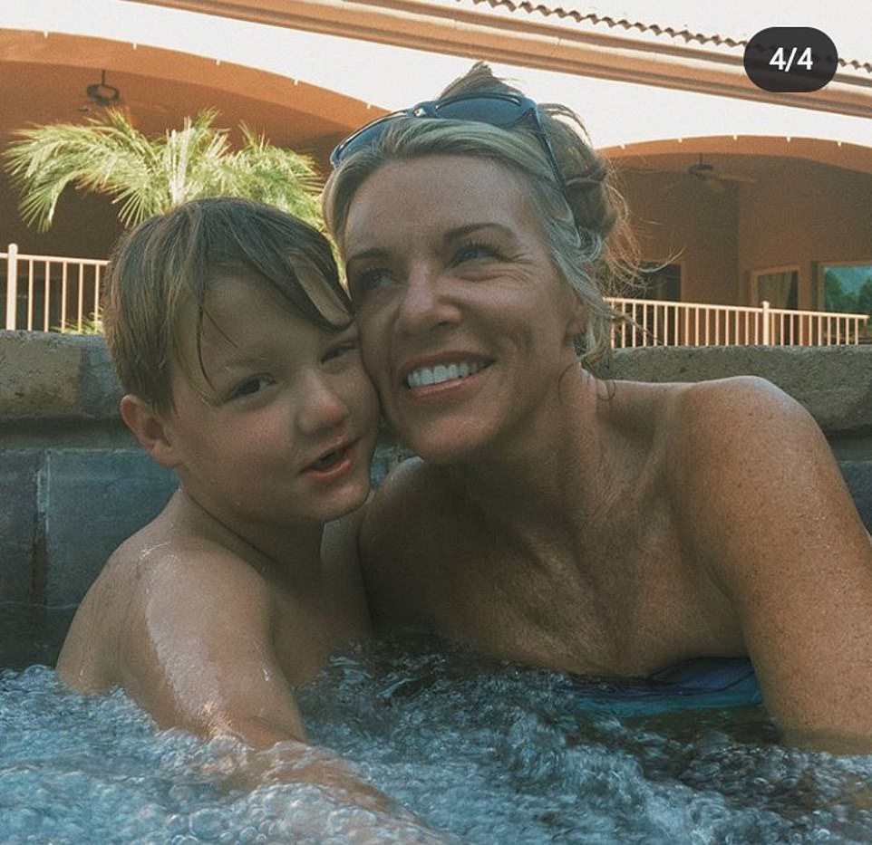 Lori junto a Joshua JJ, su hijo adoptivo, que era sobrino nieto de su cuarto marido, Charles Valow, quien también murió