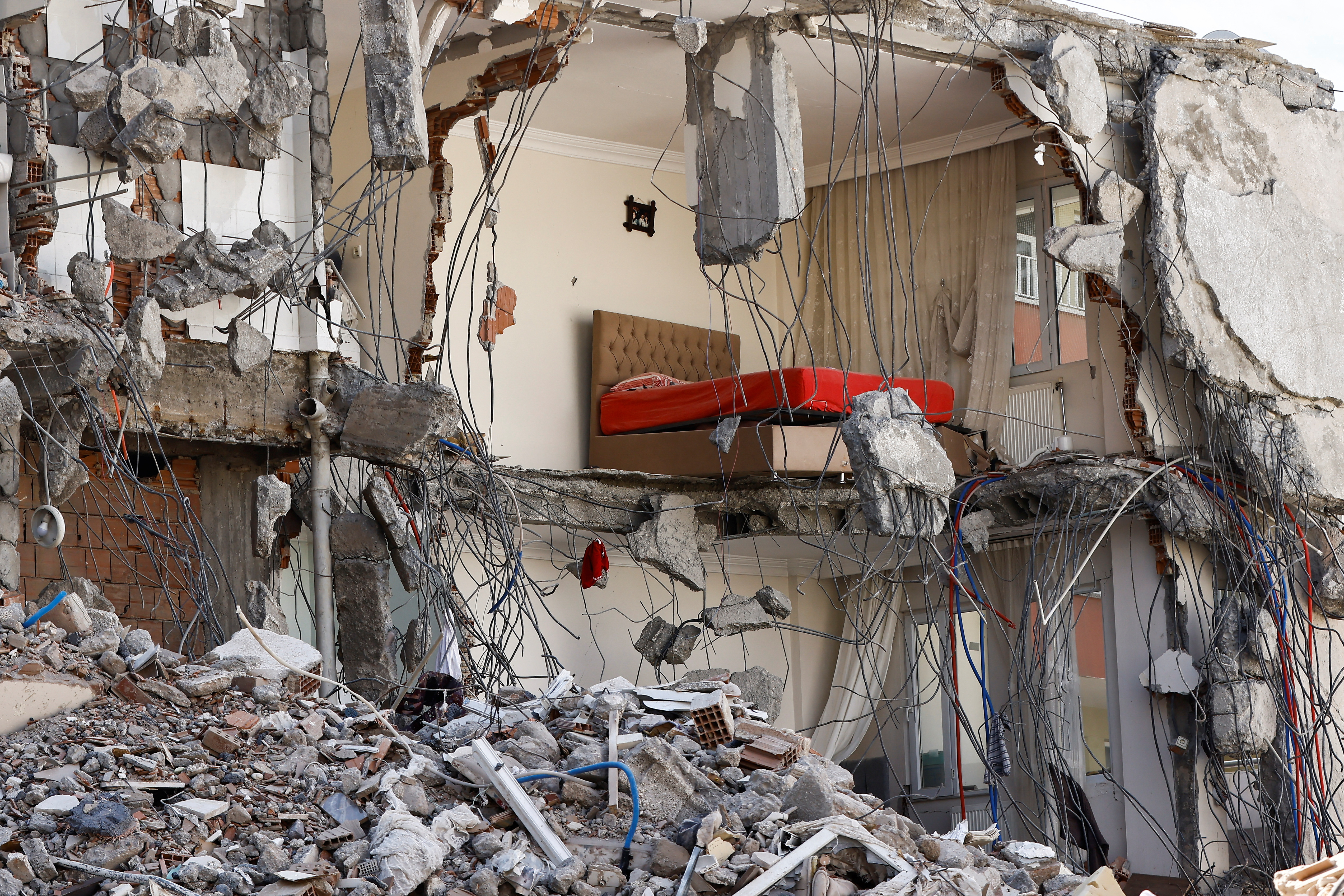 Vista de un edificio derrumbado, tras el mortífero terremoto, en Adiyama, Turquía 15 de febrero de 2023. REUTERS/Thaier Al-Sudani