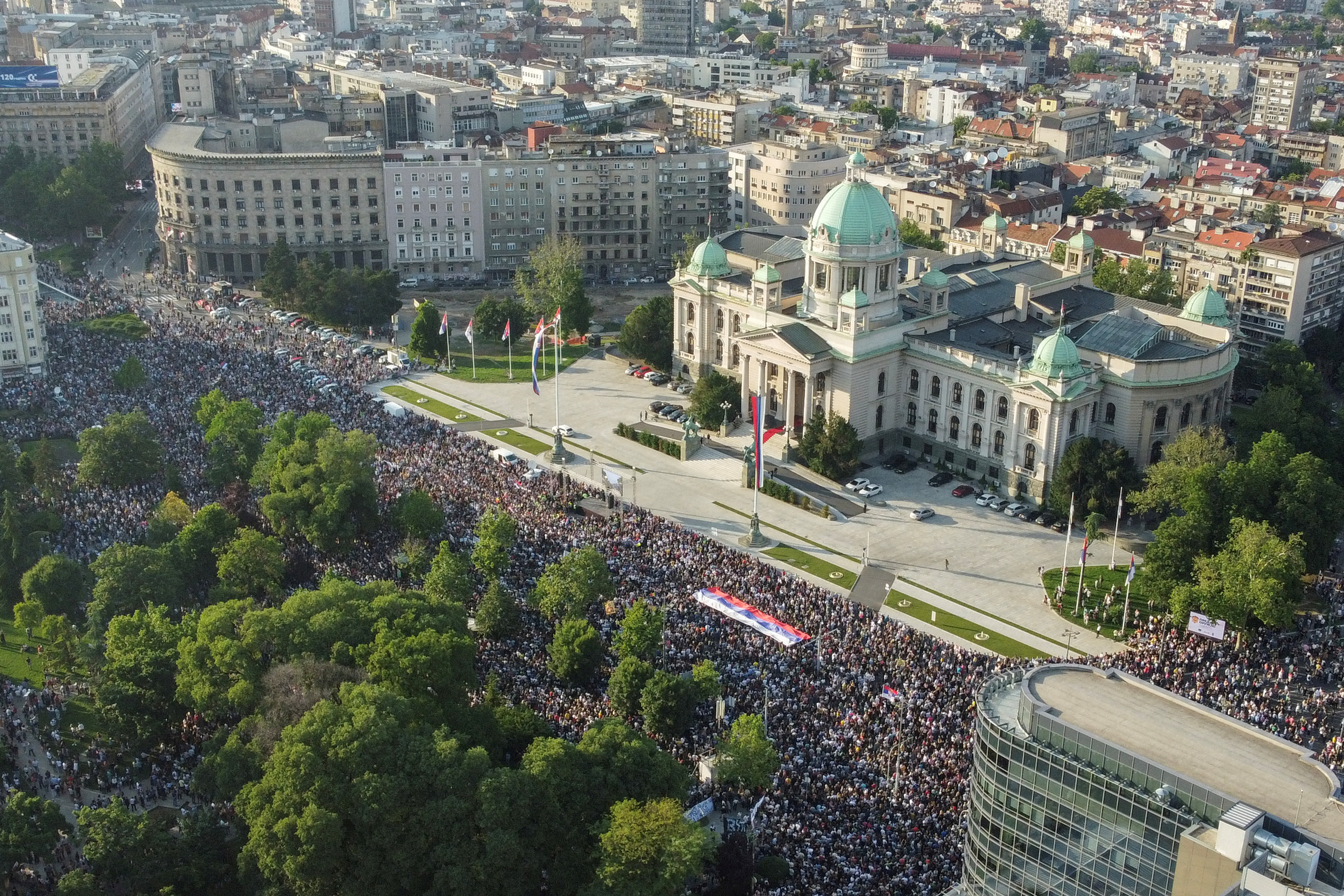 Tras dos tiroteos masivos y grandes protestas, el presidente de Serbia prometió elecciones anticipadas