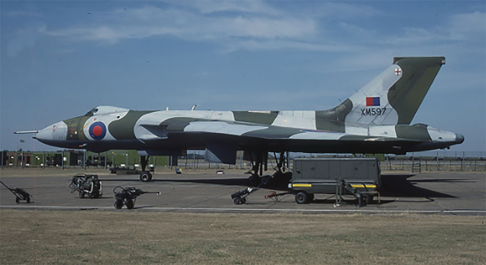 Avión Avro Vulcan B.2 utilizado por la Real Fuerza Aérea para cumplir operaciones en el Atlántico Sur. Esta aeronave, matrícula XM597, cumplió misiones sobre Malvinas con misiles antirradar Shrike norteamericanos