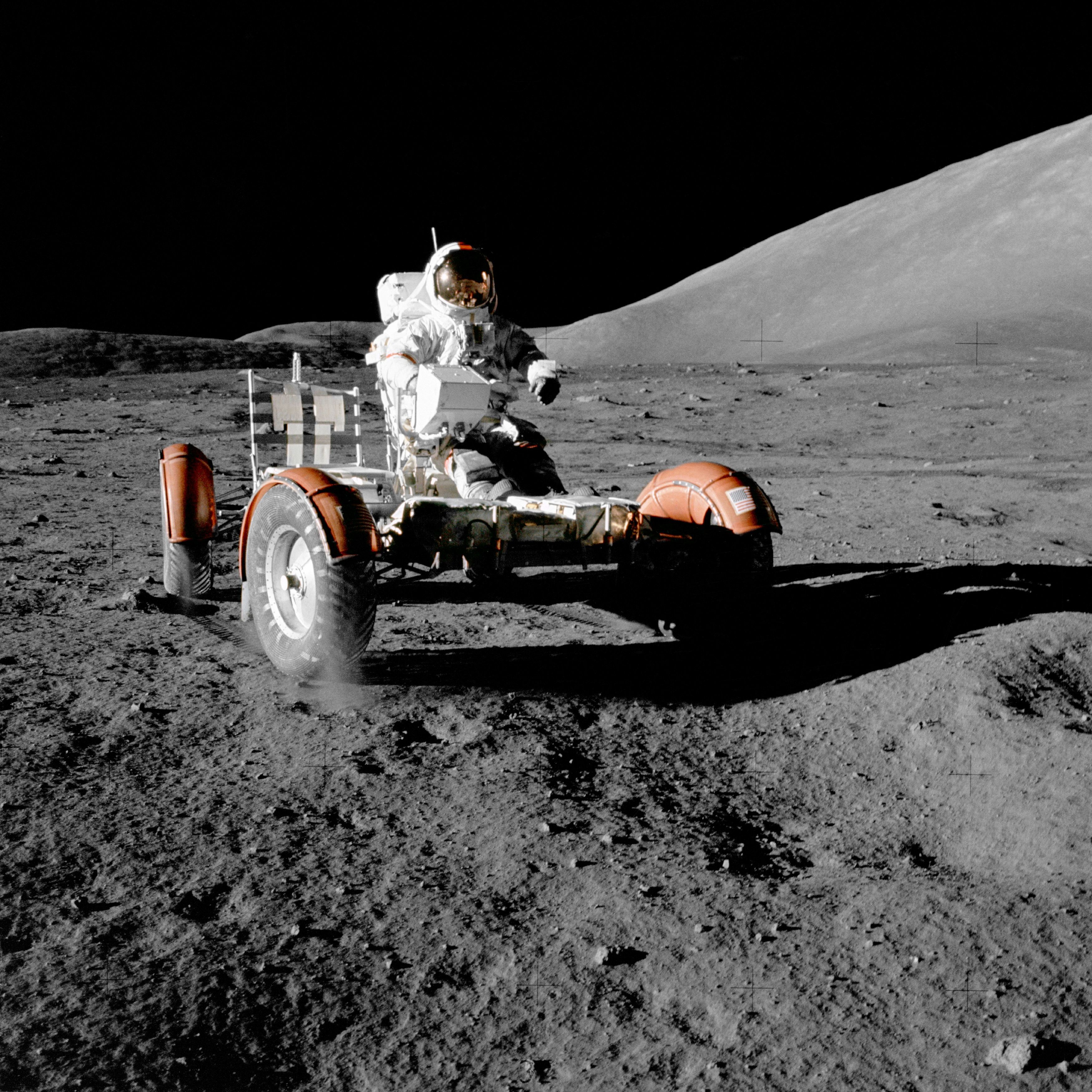 El astronauta Eugene A. Cernan conduce el Rover en la expedición Apolo 17 en la Luna. Recogió 100 kilogramos de roca, que fueron analizados por la NASA. La fotografía fue tomada por Harrison H. Schmitt, el piloto del módulo lunar (REUTERS/NASA/Handout) 