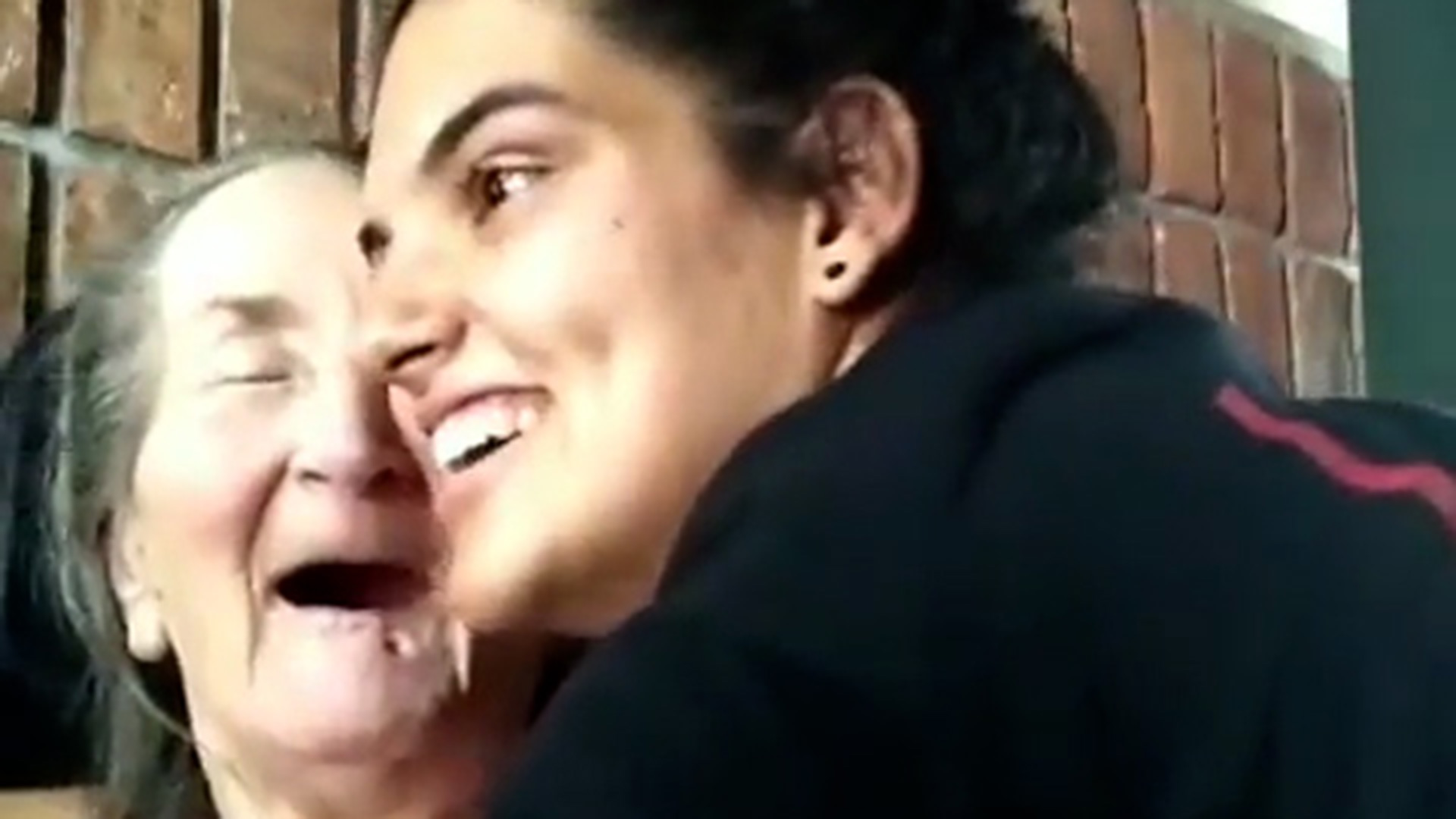 La cuidadora que acompañó hasta el final a una anciana con Alzheimer y enterneció en las redes con un video homenaje