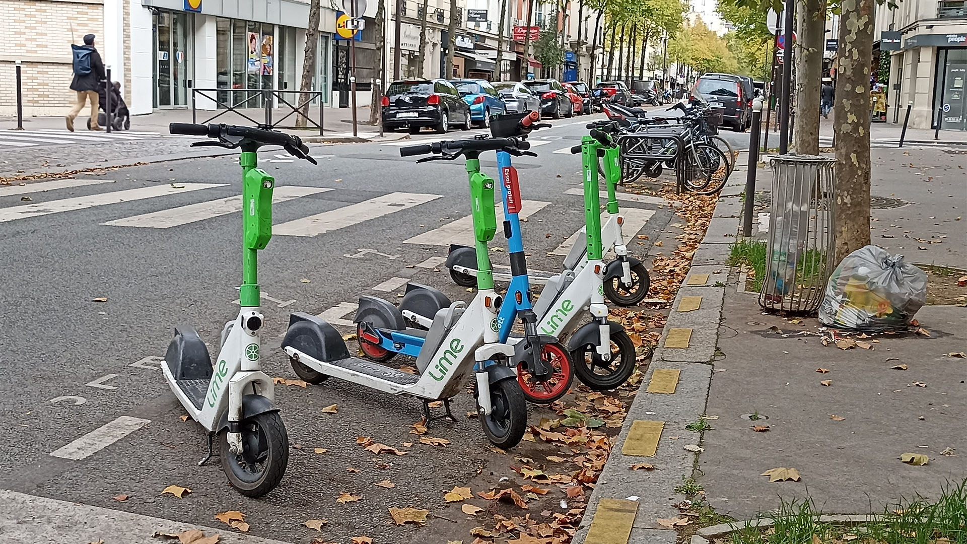 En algunos barrios de París, las playas de estacionamiento de monopatines están en condiciones, pero no es lo normal