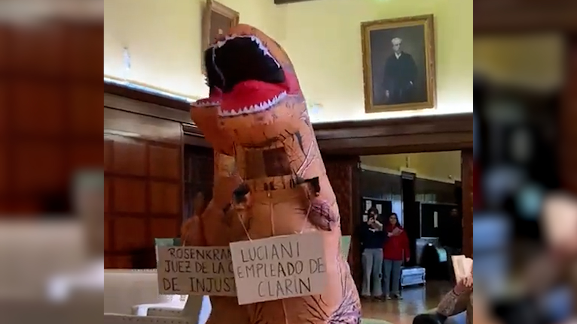 Dos estudiantes de la UBA se disfrazaron de dinosaurios e ingresaron a la sala de profesores de Derecho