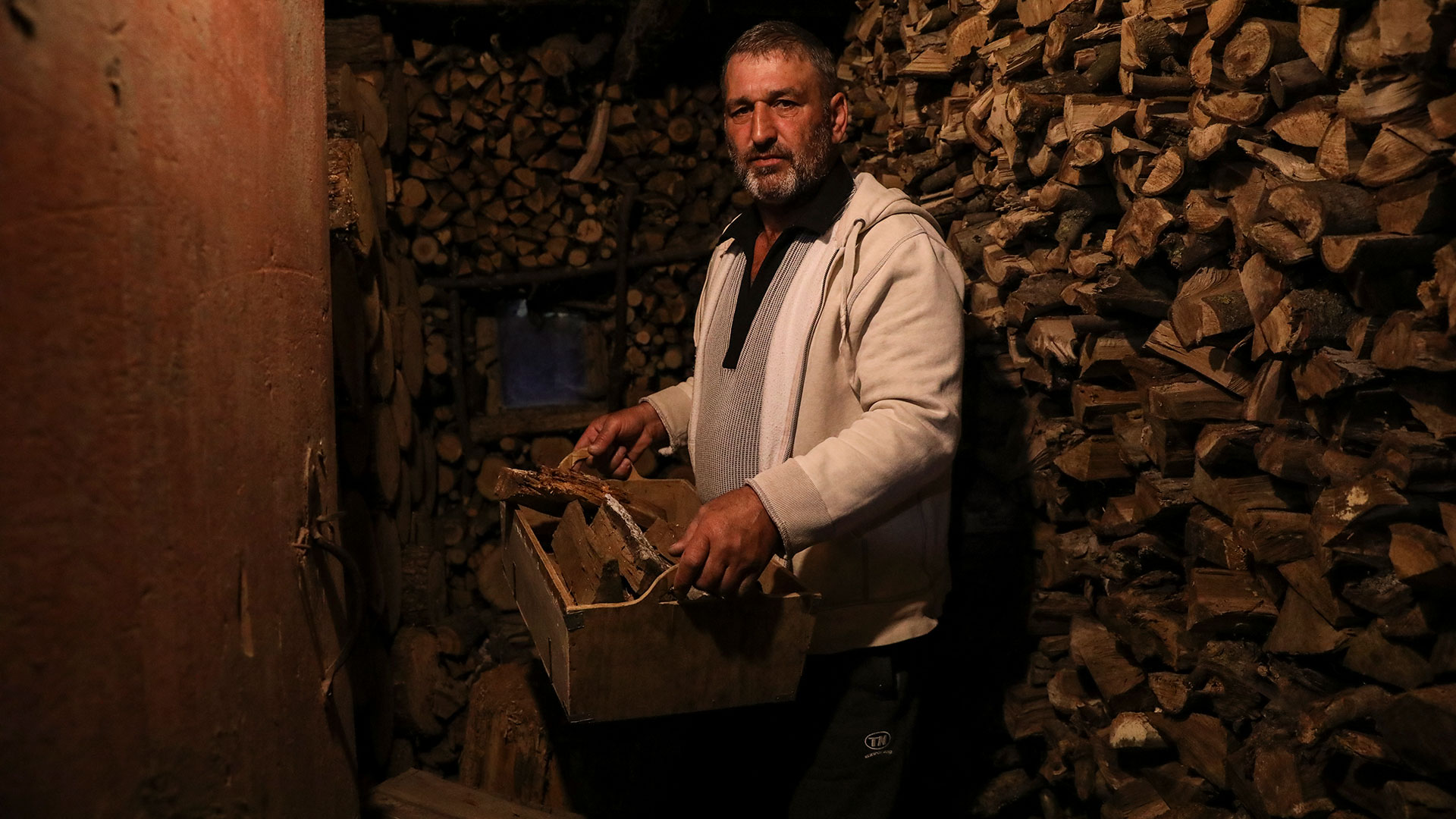 Gheorghe Batca lleva leña de un depósito a su casa  (Foto AP/Aurel Obreja)

