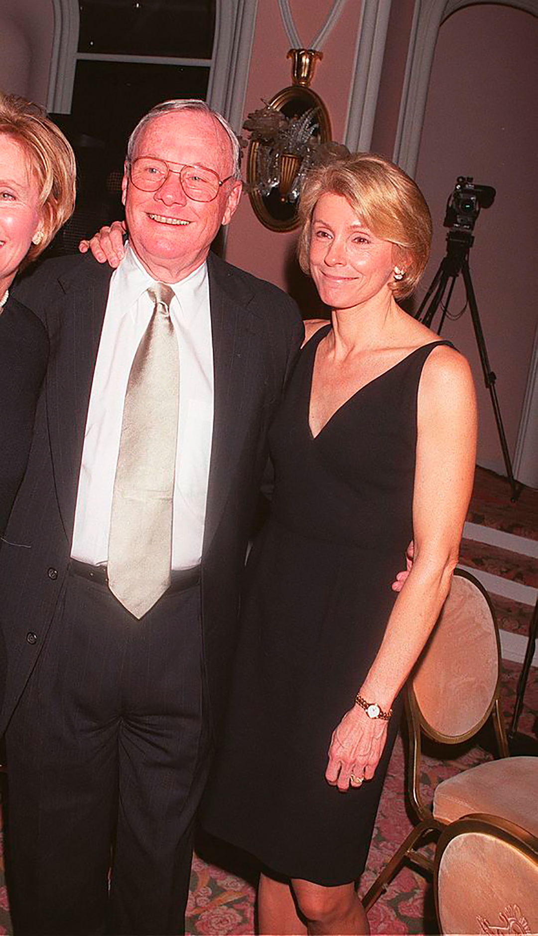 Neil Armstrong y su segunda esposa Carol Held Knight en una gala en Los ÁÄngeles en 1999 (Getty Images)