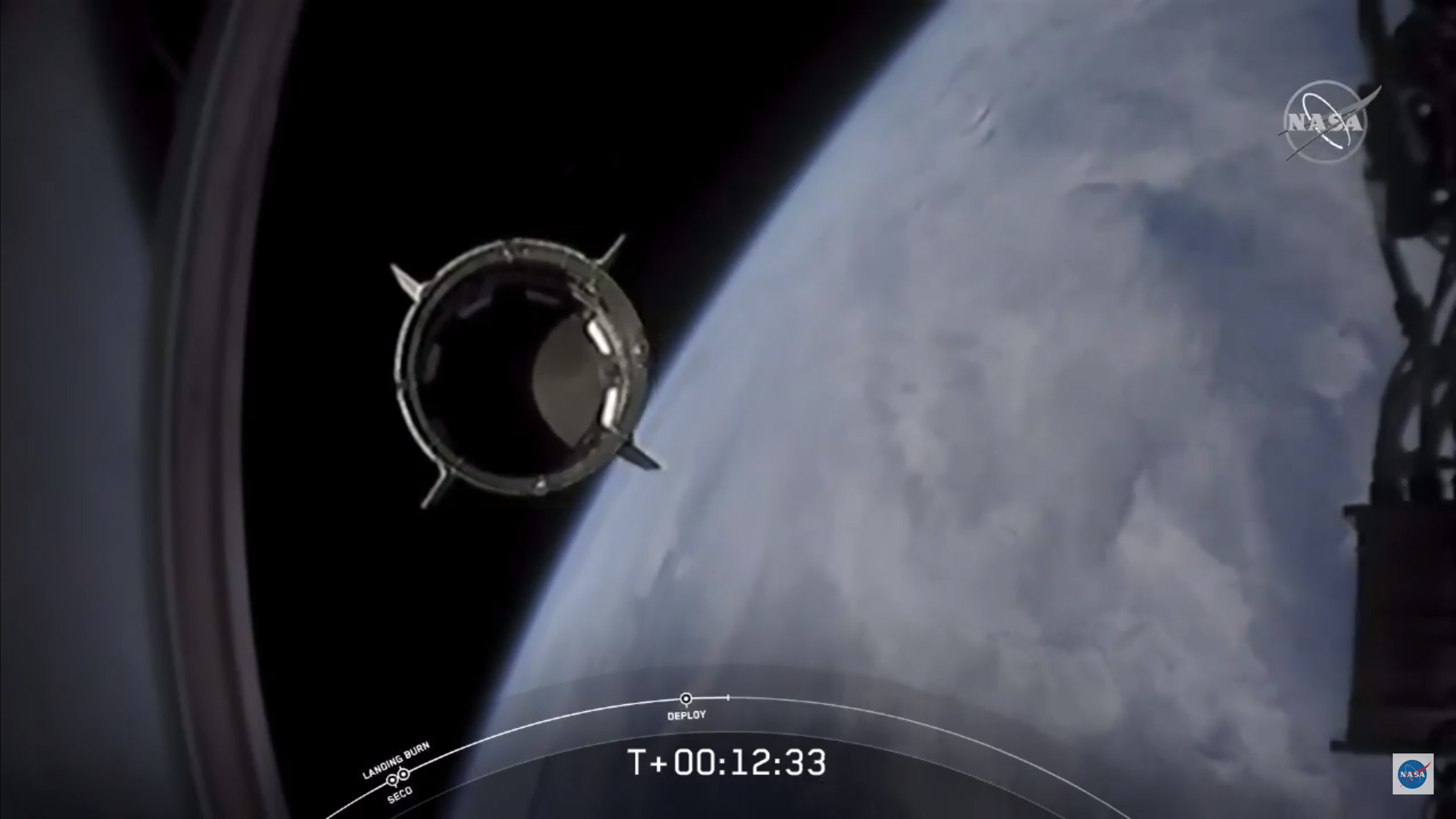 En esta imagen fija tomada de la NASA TV, la segunda etapa del cohete SpaceX Falcon 9 se separa de la cápsula SpaceX Crew Dragon después de su lanzamiento