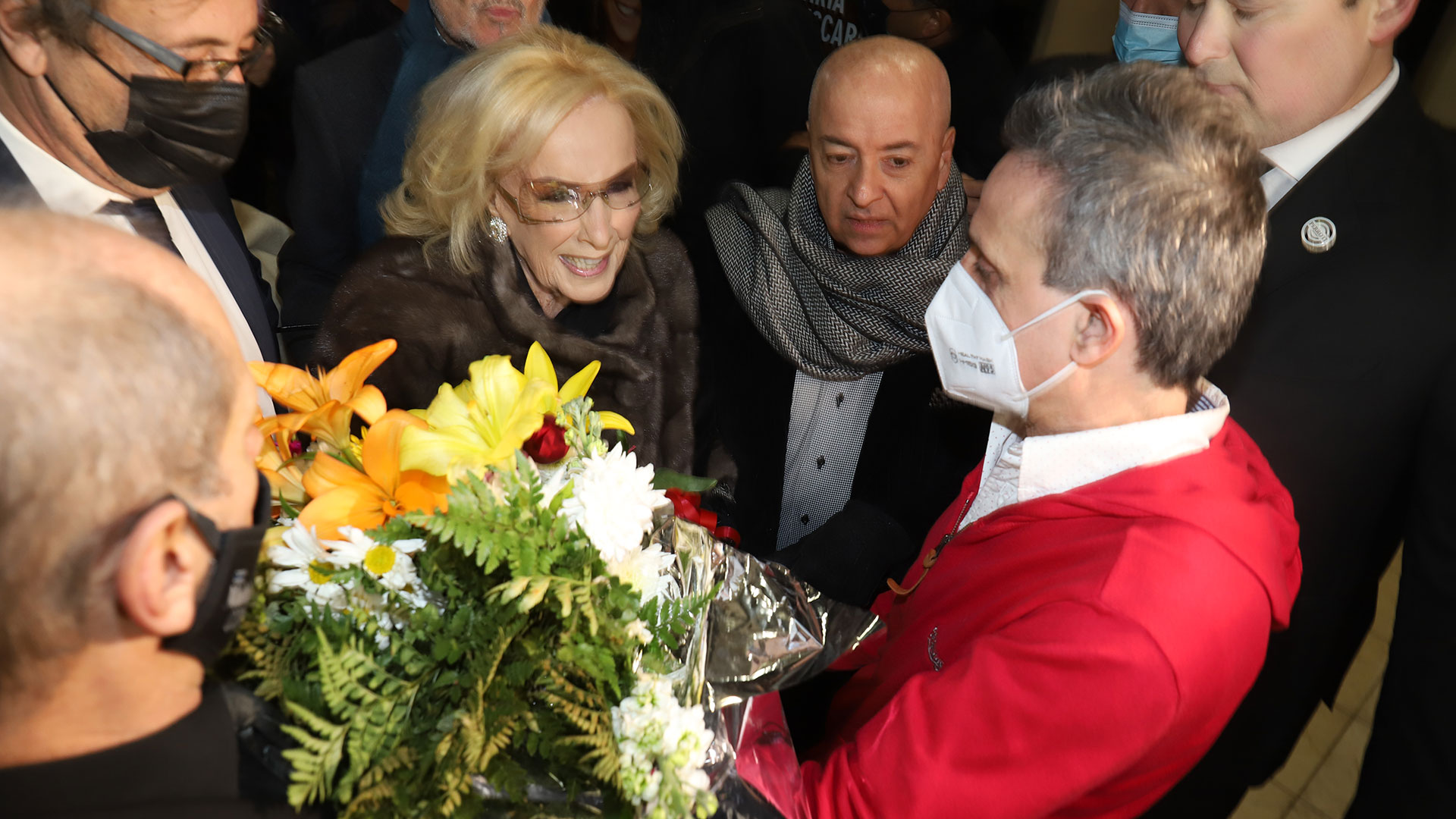 Antes de ingresar a la sala, Mirtha Legrand fue agasajada con un ramo de Flores por los empleados del teatro