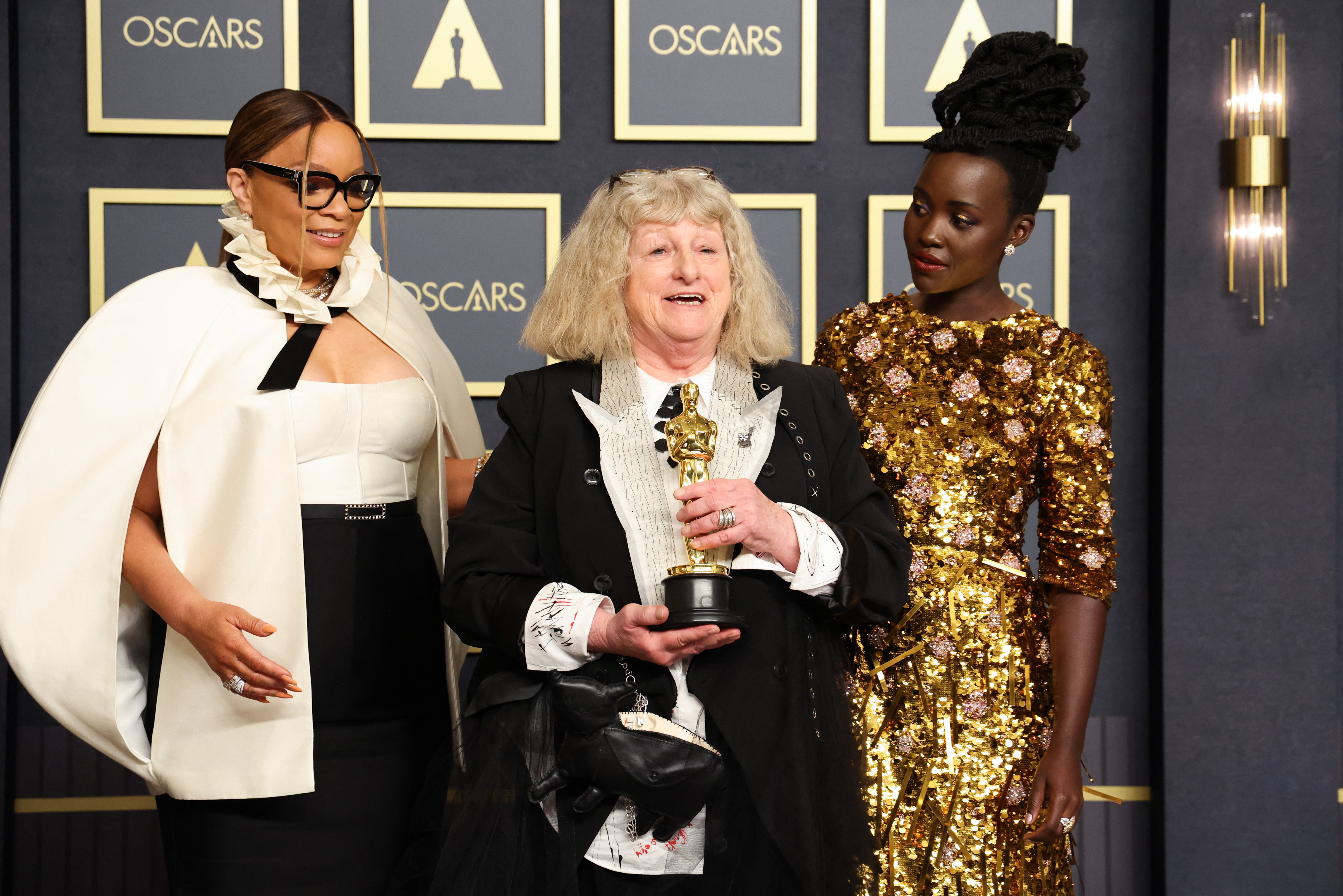 Jenny Beavan se llevó su tercer Oscar. La diseñadora de vestuario se impuso con su trabajo en Cruella, película que cuenta con Emma Stone y Emma Thompson como protagonistas (REUTERS)