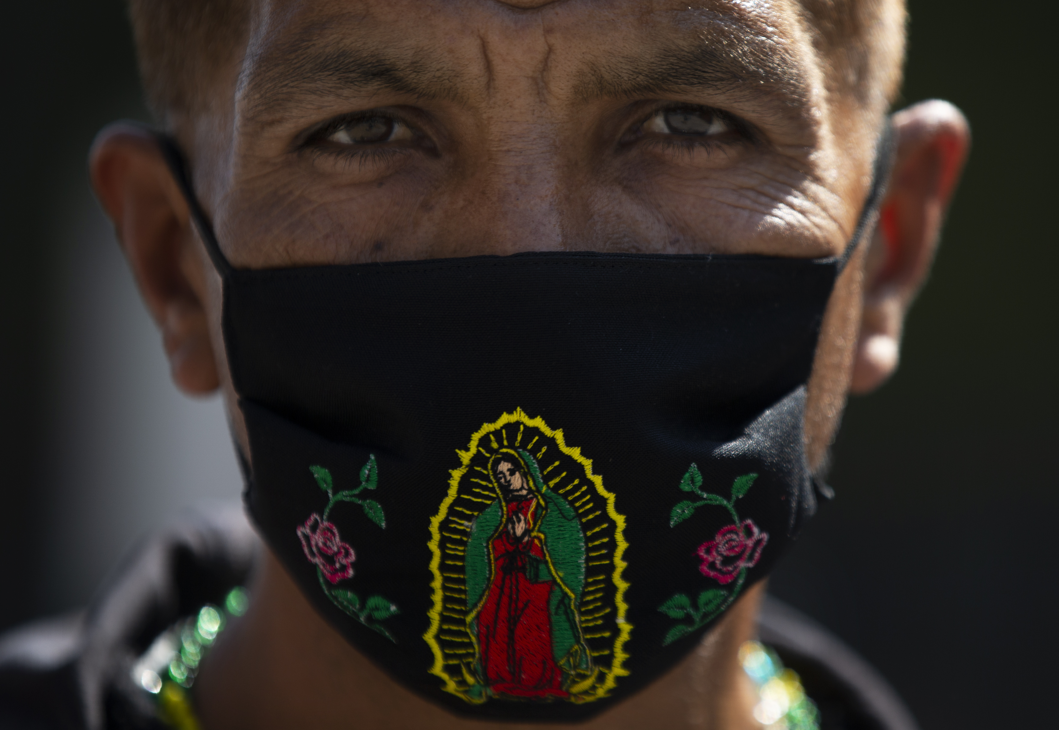 Un peregrino usa una máscara con una imagen de la Virgen de Guadalupe afuera de la Basílica de la Virgen de Guadalupe, el miércoles 9 de diciembre de 2020. 